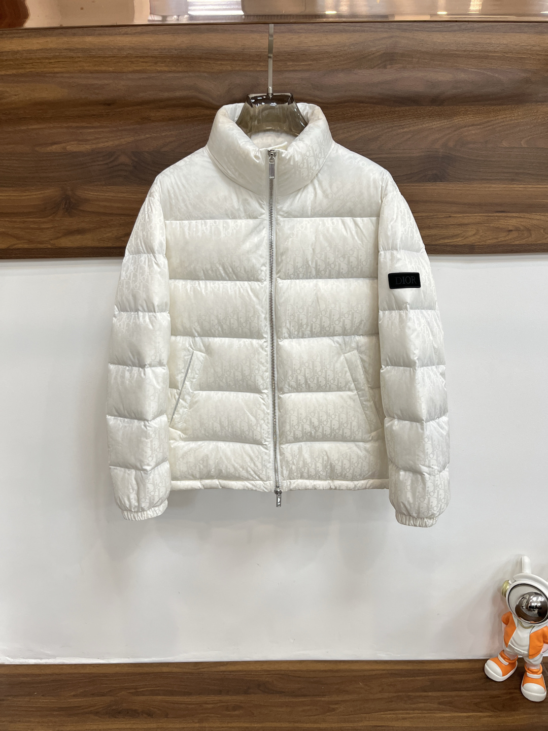 NO:703731,Exchange after the year!  Down Dior 2025 latest fashion designer down jacket Dior stand-up collar down jacket, jacquard classic popular down jacket, 90# white duck down filling, every detail shows craftsmanship, enough advanced structural tailoring design changes to show men's diverse image changes, slim and neat, tailored to meet the current popular multi-layered outfits, versatile style for life Color black blue white Size M-XXXL  H2025 new style debut,,dior,dior,jackets & coats,down jacket,19860909年后退换！羽绒 Dior 2025最新款时尚设计师款羽绒外套迪奥立领羽绒服,提花经典爆款羽绒服,90#白鸭绒填充,处处细节显工艺足够的高级结构性剪裁的设计改变来展现男士多样的形象变化,修身利落、剪裁合体,满足时下正流行的多层次穿搭,生活百搭款式 颜色黑色 蓝色 白色 码数M-XXXL H2025新款首发,,dior,dior,jackets & coats,down jacket,,Men's clothing