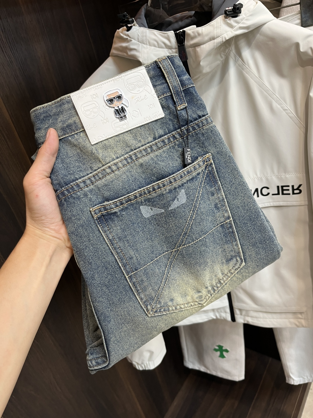 NO:515307,The main recommendation Fendi exclusively offers new styles of fashion men's fashionable wide-leg jeans, high-end European version original single pants, trendy and fashionable casual pants, breathable and comfortable, impeccable details, brand element design concept, reflecting high quality. It presents casual cut, and the upper body style is superb!  Number of codes 29-38 (no 35 37) H2025 new model first release, fendi, fendi, jeans, alexander wang19860909主推 Fendi 独家专供新款芬迪潮男时尚阔腿牛仔裤,高端欧版原单裤子,潮流时尚休闲裤子 透气舒适度高,细节无可挑剔,品牌元素设计理念,体现高品质.呈现休闲裁剪,上身版型超赞！ 码数29-38（无35 37） H2025新款首发,,fendi,fendi,jeans,alexander wang,Men's clothing