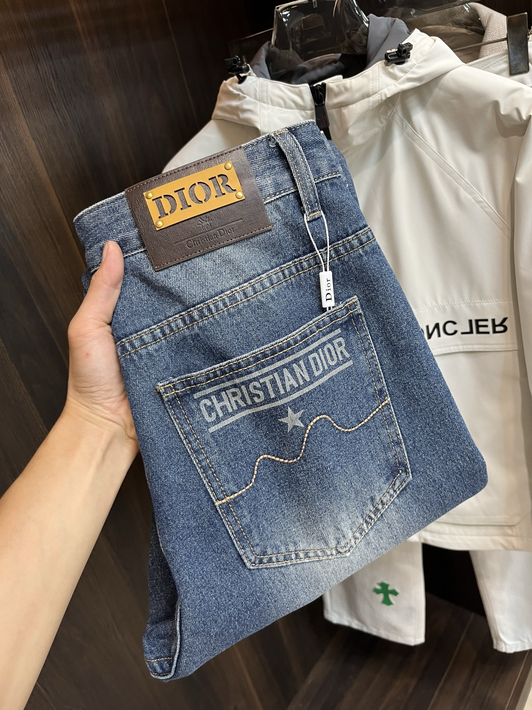 NO:515308,The main recommendation Dior exclusively offers new Dior fashion men's fashionable wide-leg jeans, high-end European version original single pants, trendy and fashionable casual pants, high breathability and comfort, impeccable details, brand element design concept, reflecting high quality. It presents casual cut, and the upper body style is superb!  Number of codes 29-38 (no 35 37) H2025 new model first release, dior, dior, jeans, alexander wang19860909主推 Dior 独家专供新款迪奥潮男时尚阔腿牛仔裤,高端欧版原单裤子,潮流时尚休闲裤子 透气舒适度高,细节无可挑剔,品牌元素设计理念,体现高品质.呈现休闲裁剪,上身版型超赞！ 码数29-38（无35 37） H2025新款首发,,dior,dior,jeans,alexander wang,Men's clothing