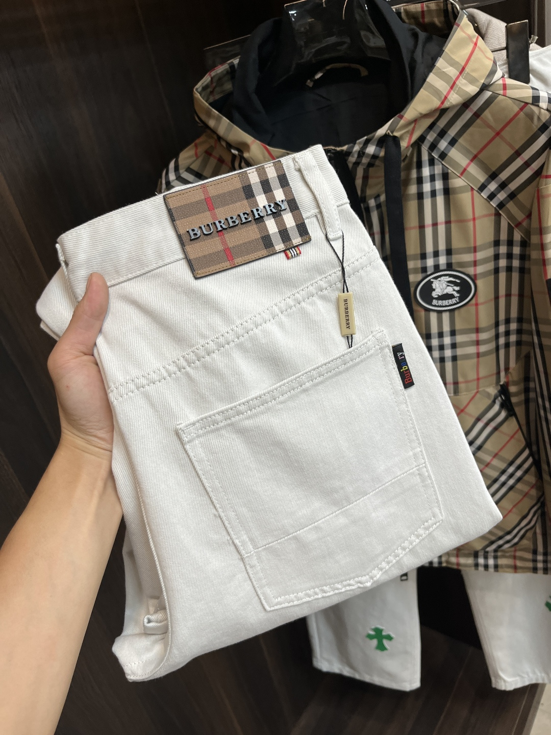 NO:515310,The main recommendation Burberry exclusively offers new Burberry trendy men's fashionable wide-leg jeans, high-end European version original single pants, trendy and fashionable casual pants, high breathability and comfort, impeccable details, brand element design concept, reflecting high quality. It presents casual cut, and the upper body style is superb!  Number of codes 29-38 (no 35 37) H2025 new model first release, burberry, burberry, jeans, alexander wang19860909主推 Burberry 独家专供新款巴宝莉潮男时尚阔腿牛仔裤,高端欧版原单裤子,潮流时尚休闲裤子 透气舒适度高,细节无可挑剔,品牌元素设计理念,体现高品质.呈现休闲裁剪,上身版型超赞！ 码数29-38（无35 37） H2025新款首发,,burberry,burberry,jeans,alexander wang,Men's clothing