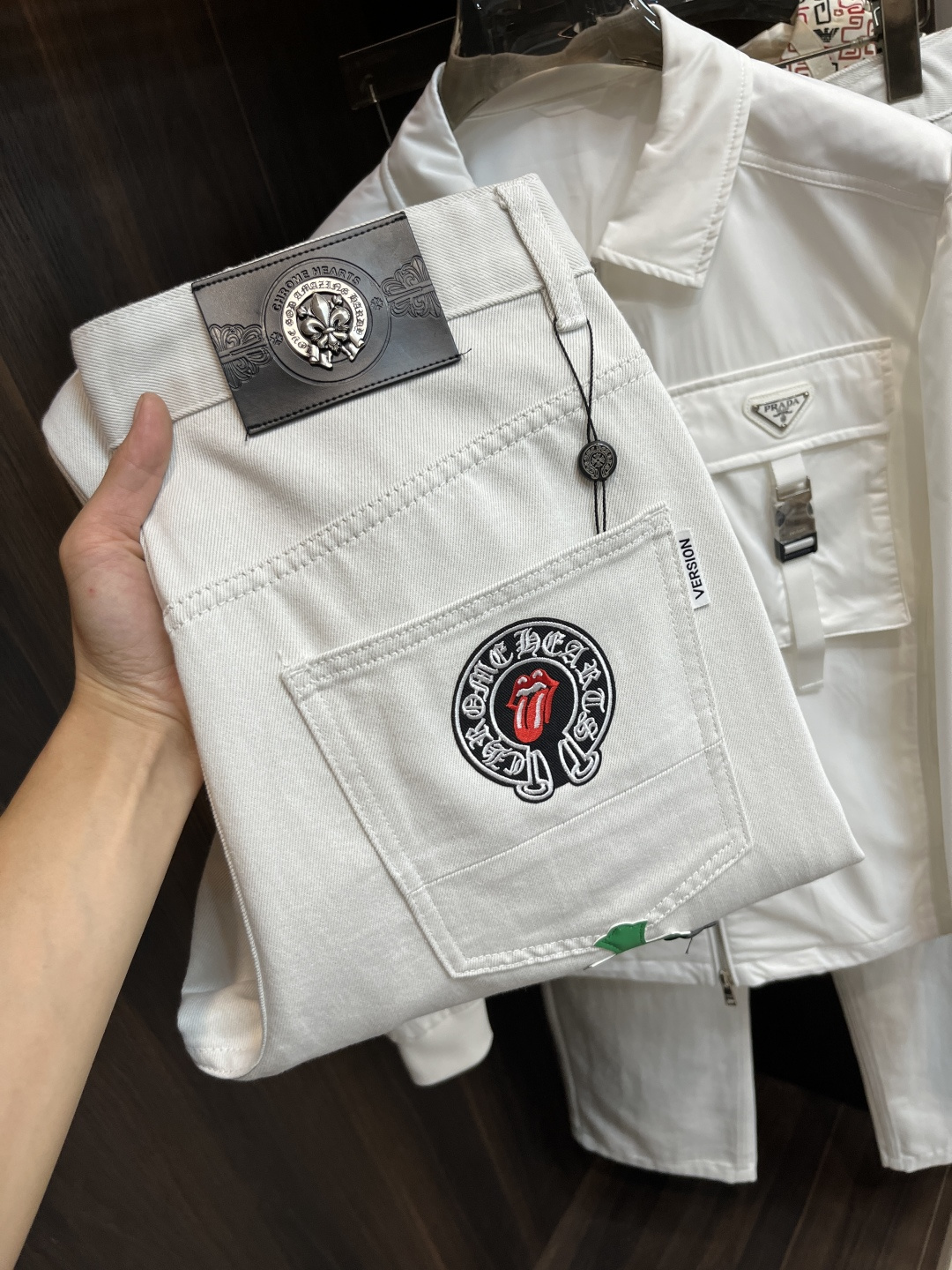 NO:515312,The main recommendation is Croxin. It is exclusively available for new trendy men's fashionable wide-leg jeans, high-end European version original single pants, trendy and fashionable casual pants. It has high breathability and comfort, impeccable details, and the brand element design concept reflects high quality. It presents casual cuts, and the upper body style is superb!  Number of codes 29-38 (no 35 37) H2025 new model first release, chrome hearts, jeans, alexander wang19860909主推 克罗心 独家专供新款潮男时尚阔腿牛仔裤,高端欧版原单裤子,潮流时尚休闲裤子 透气舒适度高,细节无可挑剔,品牌元素设计理念,体现高品质.呈现休闲裁剪,上身版型超赞！ 码数29-38（无35 37） H2025新款首发,,chrome hearts,jeans,alexander wang,Men's clothing