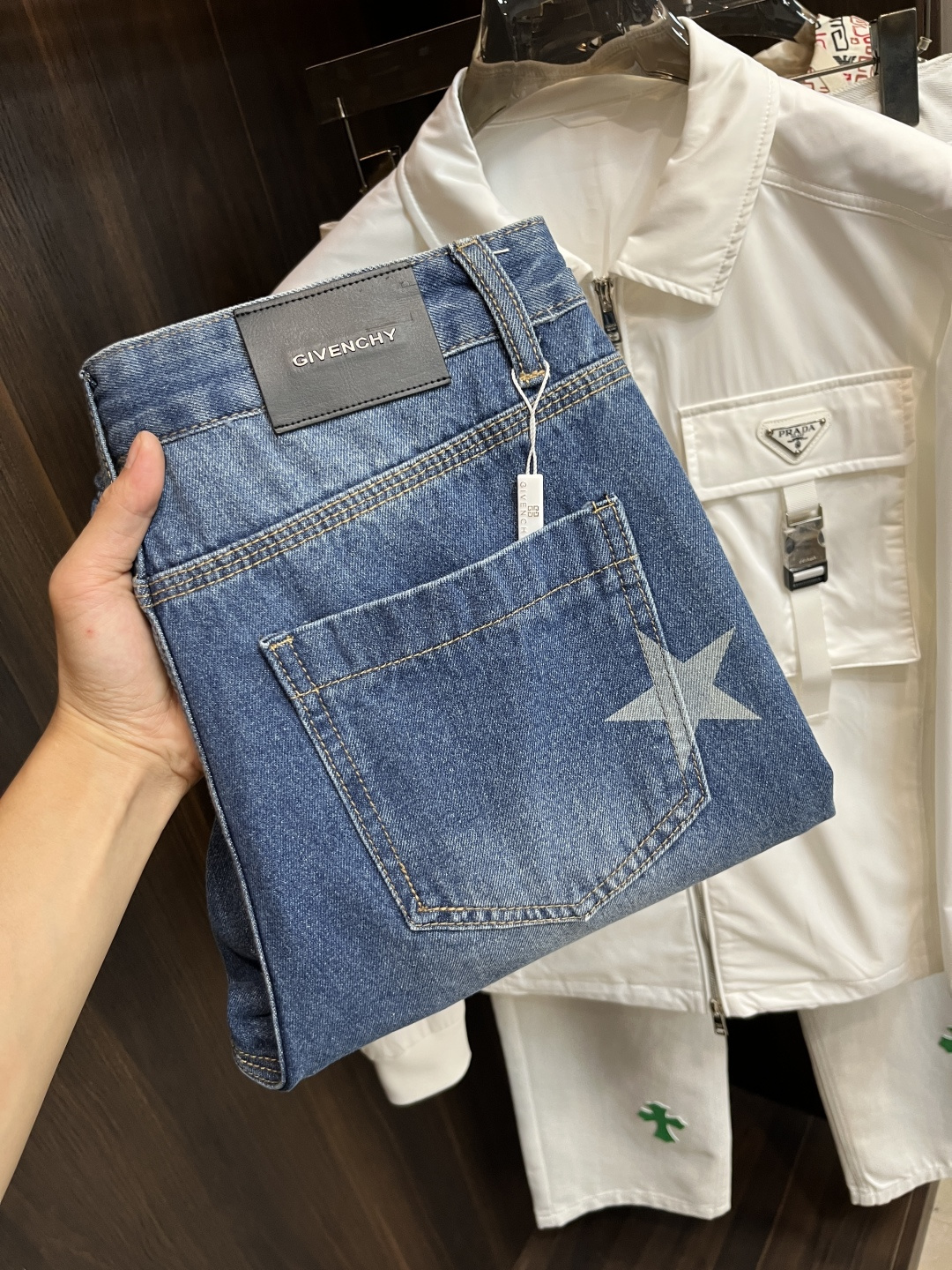 NO:515314,The main recommendation is Givenchy exclusively for the new Givenchy trendy men's fashionable wide-leg jeans, high-end European version original single pants, trendy and fashionable casual pants, breathable and comfortable, impeccable details, brand element design concept, reflecting high quality. It presents casual cut, and the upper body style is superb!  Number of codes 29-38 (no 35 37) H2025 new model first release, given , given , given , jeans , alexander wang19860909主推 Givenchy 独家专供新款纪梵希潮男时尚阔腿牛仔裤,高端欧版原单裤子,潮流时尚休闲裤子 透气舒适度高,细节无可挑剔,品牌元素设计理念,体现高品质.呈现休闲裁剪,上身版型超赞！ 码数29-38（无35 37） H2025新款首发,,givenchy,givenchy,jeans,alexander wang,Men's clothing