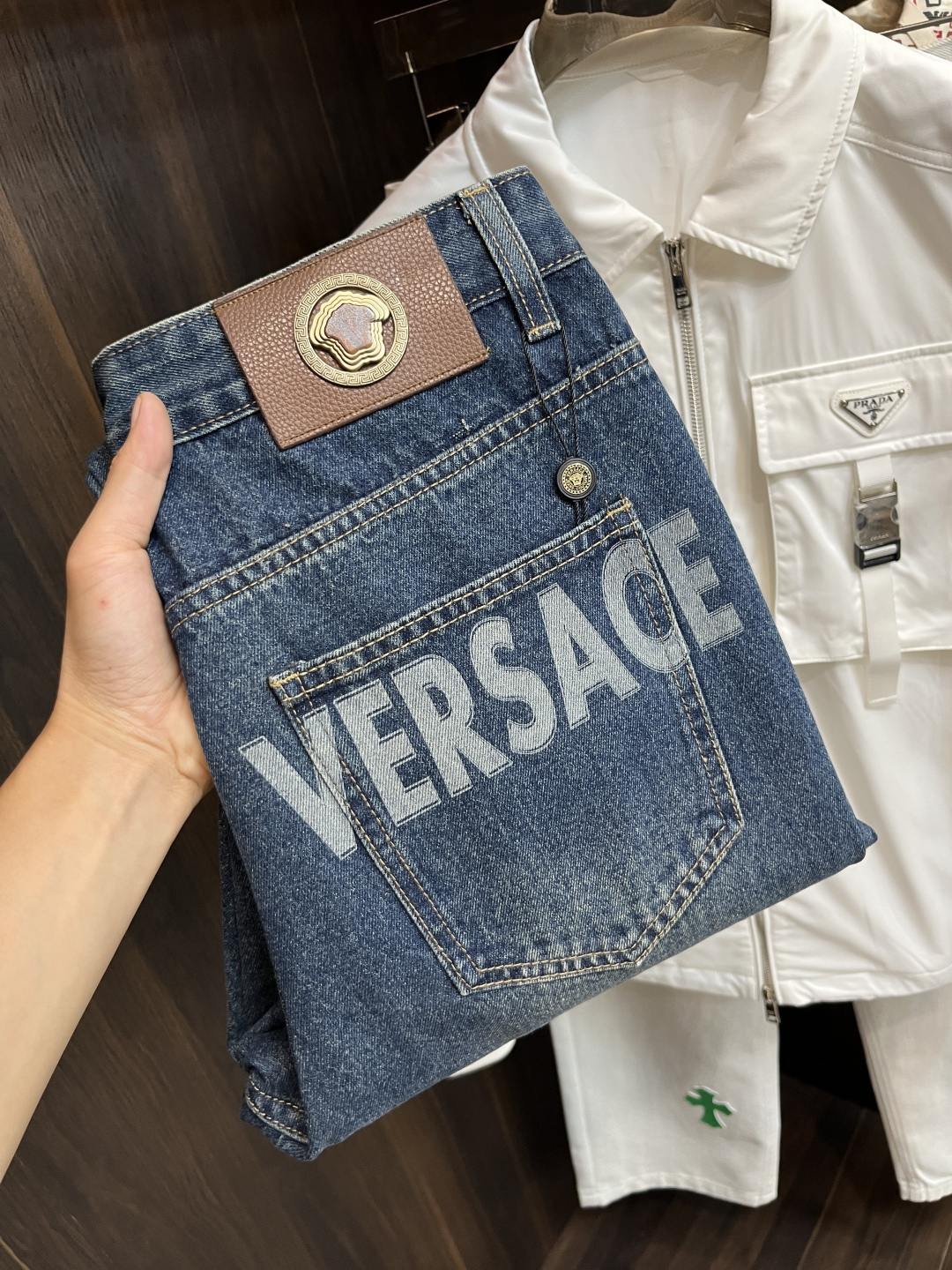 NO:515316,The main recommendation Versace is exclusively available for new Versace trendy men's fashionable wide-leg jeans, high-end European version original single pants, trendy and fashionable casual pants, breathable and comfortable, impeccable details, brand element design concept, reflecting high quality. It presents casual cut, and the upper body style is superb!  Number of codes 29-38 (no 35 37) H2025 new model first release, versace, versace, jeans, alexander wang19860909主推 Versace 独家专供新款范思哲潮男时尚阔腿牛仔裤,高端欧版原单裤子,潮流时尚休闲裤子 透气舒适度高,细节无可挑剔,品牌元素设计理念,体现高品质.呈现休闲裁剪,上身版型超赞！ 码数29-38（无35 37） H2025新款首发,,versace,versace,jeans,alexander wang,Men's clothing