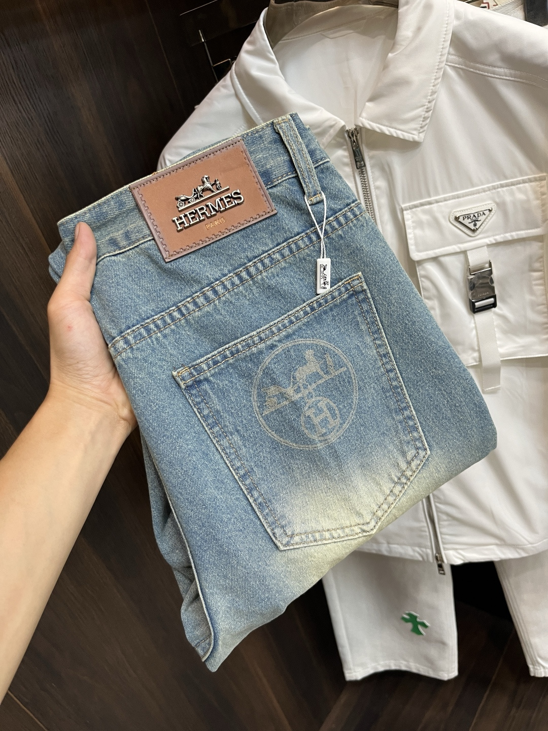 NO:521014,The main recommendation Hermes exclusively offers new Hermes trendy men's fashionable wide-leg jeans, high-end European version original single pants, trendy and fashionable casual pants, breathable and comfortable, impeccable details, brand element design concept, reflecting high quality. It presents casual cut, and the upper body style is superb!  Number of codes 29-38 (no 35 37) H new model first release, hermes, hermes, jeans, alexander wang19860909主推 Hermes 独家专供新款爱马仕潮男时尚阔腿牛仔裤,高端欧版原单裤子,潮流时尚休闲裤子 透气舒适度高,细节无可挑剔,品牌元素设计理念,体现高品质.呈现休闲裁剪,上身版型超赞！ 码数29-38（无35 37） H新款首发,,hermes,hermes,jeans,alexander wang,Men's clothing