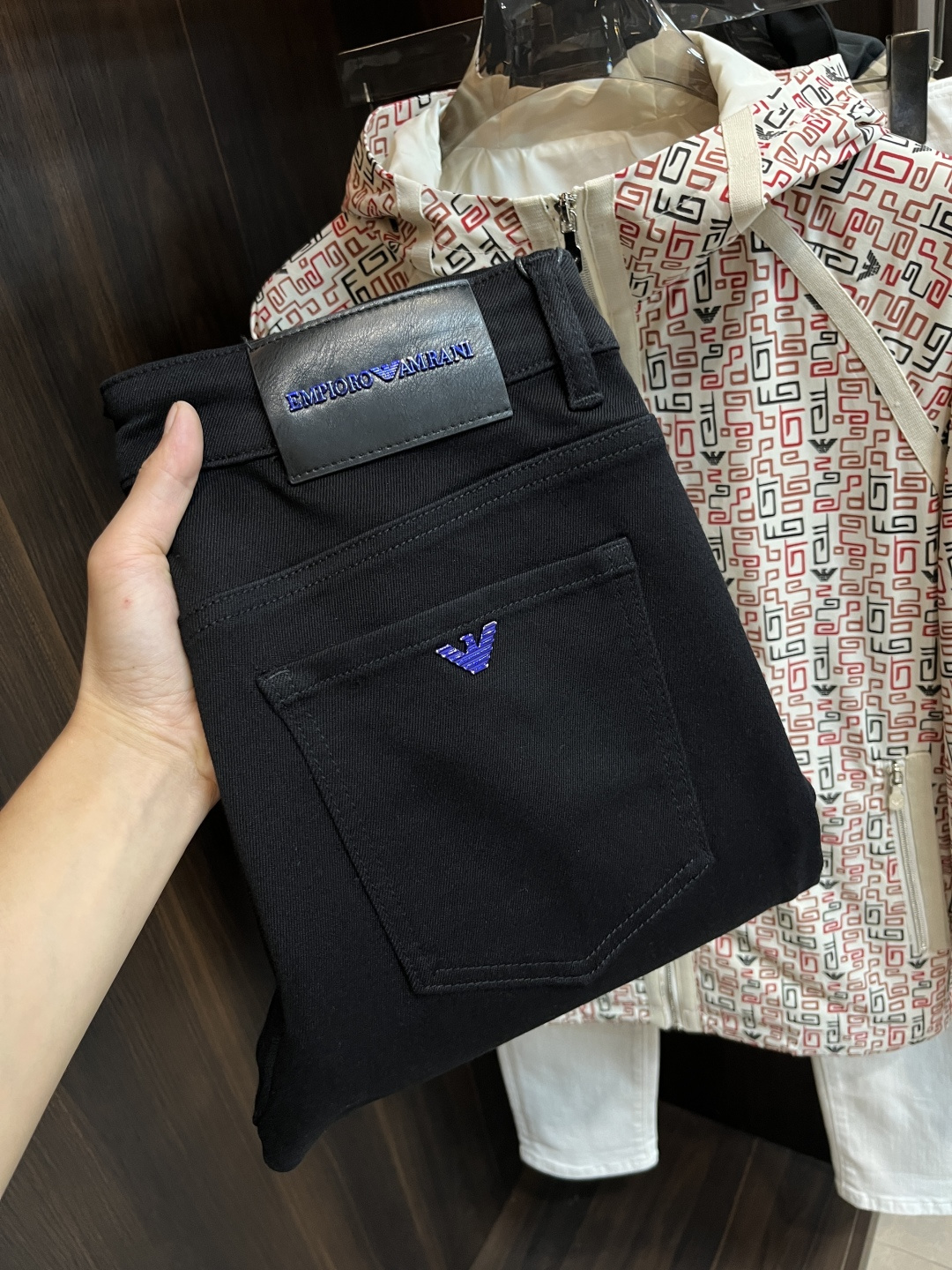 NO:521016,The main recommendation is Armani exclusively for new Armani fashion men's fashionable casual jeans, high-end European version original single pants, trendy and fashionable casual pants, breathable and comfortable, impeccable details, brand element design concept, reflecting high quality. It presents casual cut, and the upper body style is superb!  Number of codes 29-38 (no 35 37) H new model first release, armani,armani,jeans,alexander wang19860909主推 Armani 独家专供新款阿玛尼潮男时尚休闲牛仔裤,高端欧版原单裤子,潮流时尚休闲裤子 透气舒适度高,细节无可挑剔,品牌元素设计理念,体现高品质.呈现休闲裁剪,上身版型超赞！ 码数29-38（无35 37） H新款首发,,armani,armani,jeans,alexander wang,Men's clothing