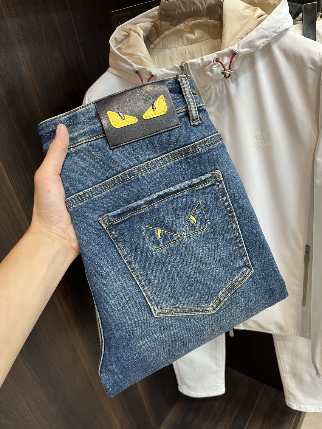 NO:521018,The main recommendation Fendi exclusively offers new styles of fashion men's fashionable casual jeans, high-end European version original single pants, trendy and fashionable casual pants, breathable and comfortable, impeccable details, brand elements design concept, reflecting high quality. It presents casual cut, and the upper body style is superb!  Number of codes 29-38 (no 35 37) H new model first release, fendi, fendi, jeans, alexander wang19860909主推 Fendi 独家专供新款芬迪潮男时尚休闲牛仔裤,高端欧版原单裤子,潮流时尚休闲裤子 透气舒适度高,细节无可挑剔,品牌元素设计理念,体现高品质.呈现休闲裁剪,上身版型超赞！ 码数29-38（无35 37） H新款首发,,fendi,fendi,jeans,alexander wang,Men's clothing