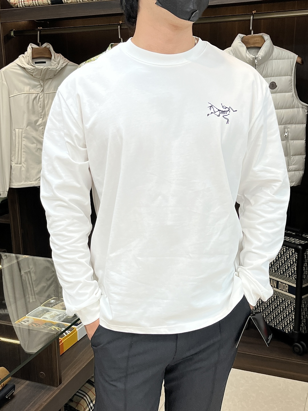 NO:511870,The main recommendation is Archaeoptera Bird exclusively for the new Archaeoptera Bird fashion men's fashionable round neck long-sleeved T-shirt, high-end European version T-shirt, trendy and fashionable long-sleeved long-sleeved, pure cotton breathable and comfortable, impeccable details, brand element design concept, reflecting high quality. It presents casual cut, and the upper body style is superb!  Code Number XS-L H2025 new model first release, arc'teryx,tees,t-shirt,alexander wang19860909主推 始祖鸟 独家专供新款始祖鸟潮男时尚休闲圆领长袖T恤,高端欧版T恤,潮流时尚休闲长袖,纯棉透气舒适度高,细节无可挑剔,品牌元素设计理念,体现高品质.呈现休闲裁剪,上身版型超赞！ 码数XS-L H2025新款首发,arc'teryx,tees，t-shirt,alexander wang,Men's clothing