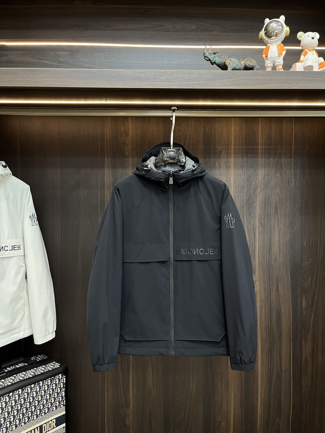 NO:531852,The main recommendation is the new early autumn style of Moncler Ss. The popular autumn style of the hooded jacket is released. The autumn style is thin cotton jacket, and the letter printed jacket. It is comfortable and comfortable to wear. It is lazy and casual. It is particularly pleasing to look at with clean and simple colors. It is suitable for daily wear. It is full of enthusiasm to launch sports items embellished with vitality printed!  Size M-3XL Color White Yellow Black Complete Three Standards Shipping the next day New H model is launched, Moncler, Jackets & Coats, Jackets & Coats, Hats, Alexander wang19860909主推 Moncler ss早秋新款发布蒙口连帽夹克外套,秋季爆款夹薄棉夹克,字母印花外套,款穿上就是舒适自在又显瘦的存在,慵懒而随性,结合干净简单的色系就特别耐看,适合日常穿着~倾情推出缀饰活力印花的运动单品！ 尺码M-3XL 颜色白色 黄色 黑色 三标齐全 隔天出货 H新款首发,,Moncler,jackets & coats,jackets & coats,hats,alexander wang,Men's clothing