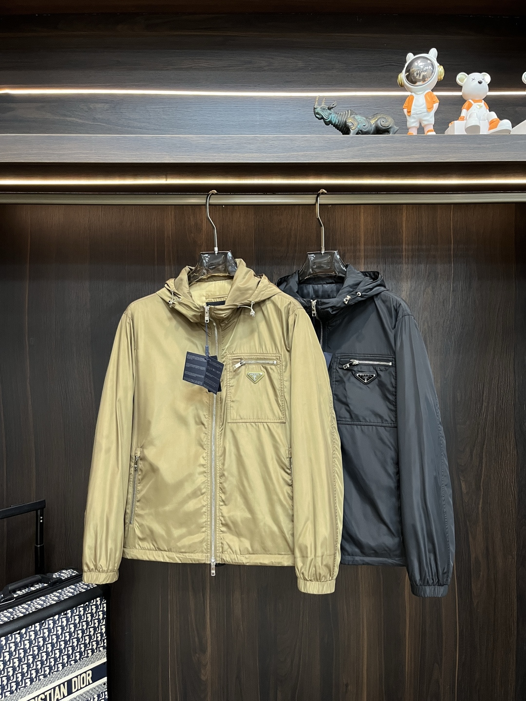 NO:531844,The main recommendation is the new Prada ss early autumn style released Prada hooded jacket, wearing a hot autumn style thin cotton jacket, and a chest zipper with a classic triangle metal logo jacket. The style is comfortable and comfortable to wear, lazy and casual, combined with a clean and simple color scheme, which is particularly pleasing to the eye, suitable for daily wear~ I love to launch sports items embellished with vitality prints!  Size M-3XL Color Black Yellow Complete Three Standards Shipping the next day New H model is launched, Prada, Prada, Jackets & Coats, Jackets & Coats, Hats, Alexander wang19860909主推 Prada ss早秋新款发布普拉达连帽夹克外套,穿秋季爆款夹薄棉夹克,胸口拉链陪经典三角金属logo外套,款穿上就是舒适自在又显瘦的存在,慵懒而随性,结合干净简单的色系就特别耐看,适合日常穿着~倾情推出缀饰活力印花的运动单品！ 尺码M-3XL 颜色黑色 黄色 三标齐全 隔天出货 H新款首发,,prada,prada,jackets & coats,jackets & coats,hats,alexander wang,Men's clothing