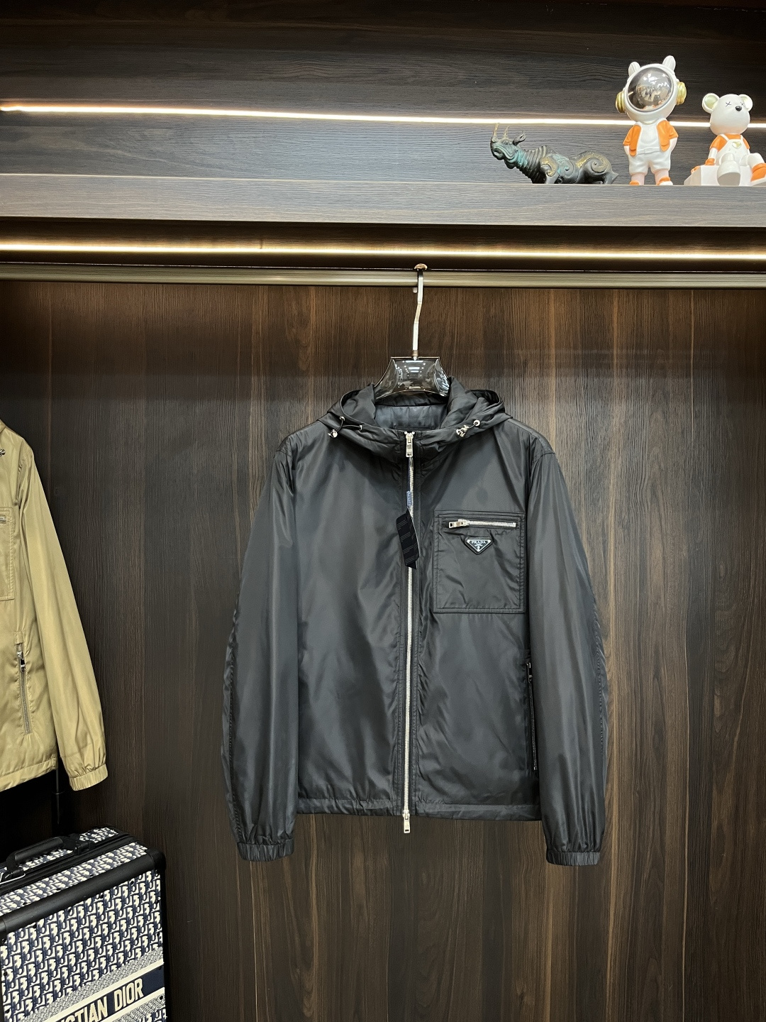 NO:531846,The new Prada ss early autumn style is released. Wearing a popular autumn thin cotton jacket, a classic triangle metal logo jacket with a chest zipper. It is comfortable and comfortable to wear. It is lazy and casual, combined with a clean and simple color scheme, which is particularly pleasing to look at. It is suitable for daily wear~ I love to launch sports items embellished with vitality prints!  Size M-3XL Color Black Yellow Complete Three Standards Shipping the next day New H model is launched, Prada, Prada, Jackets & Coats, Jackets & Coats, Hats, Alexander wang19860909主推Prada ss早秋新款发布普拉达连帽夹克外套,穿秋季爆款夹薄棉夹克,胸口拉链陪经典三角金属logo外套,款穿上就是舒适自在又显瘦的存在,慵懒而随性,结合干净简单的色系就特别耐看,适合日常穿着~倾情推出缀饰活力印花的运动单品！ 尺码M-3XL 颜色黑色 黄色 三标齐全 隔天出货 H新款首发,,prada,prada,jackets & coats,jackets & coats,hats,alexander wang,Men's clothing