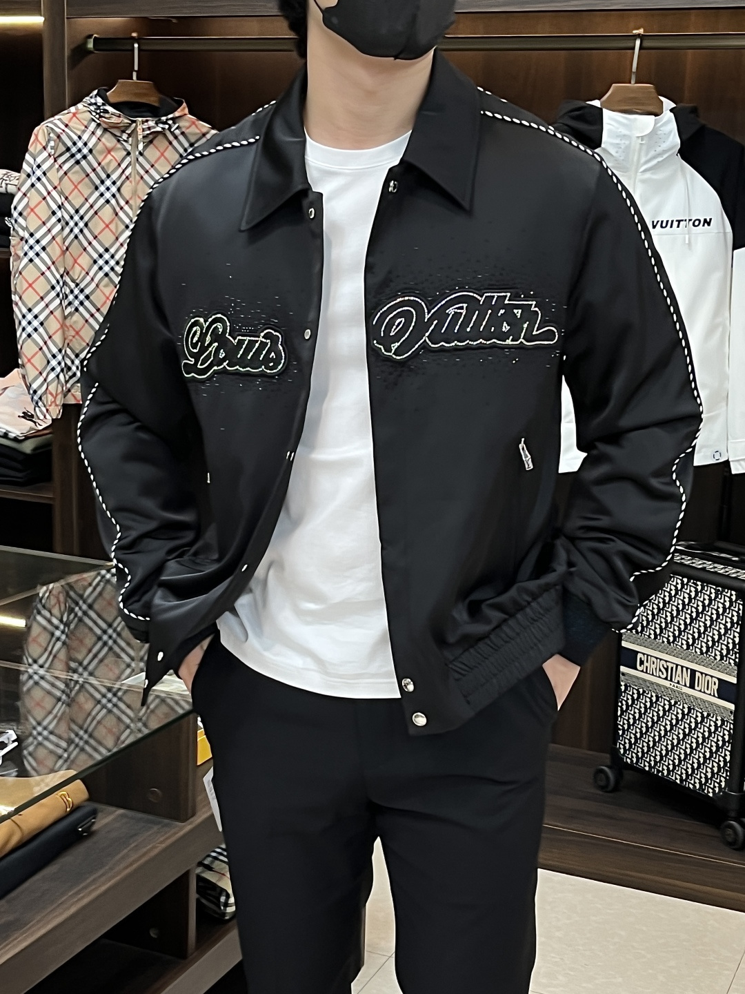 NO:512788,The main recommendation is the new LV Ss early autumn style. The donkey lapel jacket is released. Wearing a popular autumn thin cotton jacket and an embroidered jacket with a chest letter embroidered jacket. The style is comfortable and comfortable to wear. It is lazy and casual, combined with a clean and simple color scheme, which is particularly pleasing to look at. It is suitable for daily wear. It is full of sports items embellished with vitality prints!  Size M-3XL, black, complete three standards, shipped the next day, new H models first, louis vuitton, louis vuitton, jackets & coats, jackets & coats, alexander wang19860909主推 LV ss早秋新款发布驴牌翻领夹克外套,穿秋季爆款夹薄棉夹克,胸口字母刺绣外套,款穿上就是舒适自在又显瘦的存在,慵懒而随性,结合干净简单的色系就特别耐看,适合日常穿着~倾情推出缀饰活力印花的运动单品！ 尺码M-3XL 颜色黑色 三标齐全 隔天出货 H新款首发,,louis vuitton,louis vuitton,jackets & coats,jackets & coats,alexander wang,Men's clothing