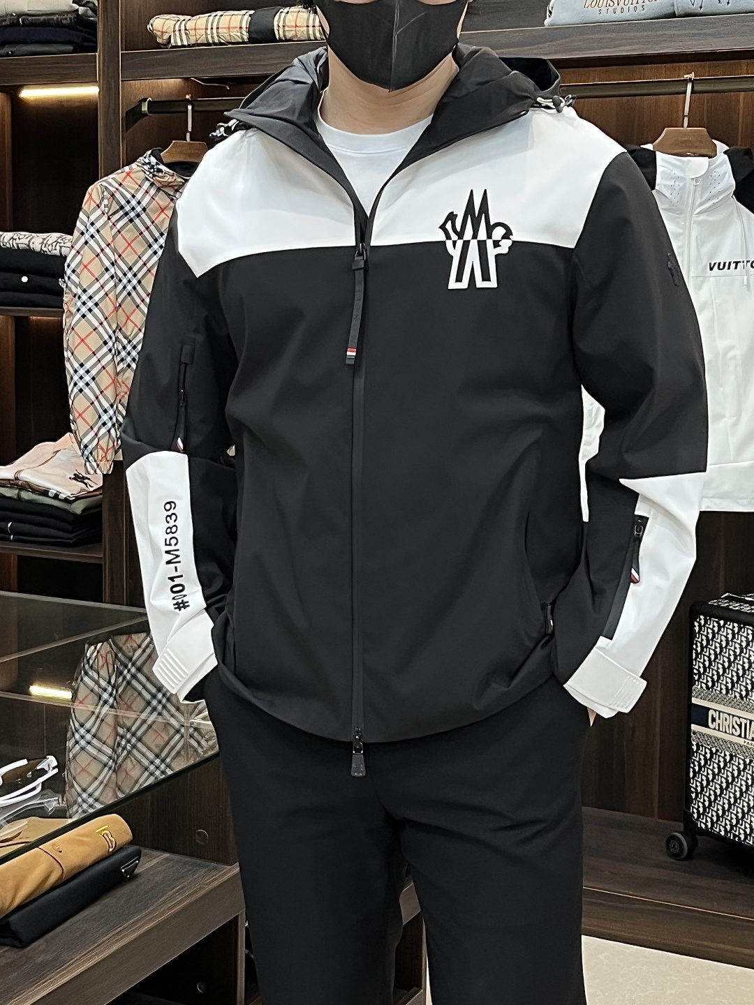 NO:512794,The main recommendation is the new early autumn style of Moncler Ss. It is a popular autumn style thin cotton jacket with a chest letter embroidered jacket. It is comfortable and comfortable to wear. It is lazy and casual, combined with a clean and simple color scheme, which is particularly pleasing to look at and suitable for daily wear. It is full of sports items embellished with vitality prints!  Size M-3XL, black, complete three standards, shipped the next day, new H models first, Moncler, jackets & coats, jackets & coats, hats, alexander wang19860909主推 Moncler ss早秋新款发布蒙口连帽夹克外套,穿秋季爆款夹薄棉夹克,胸口字母刺绣外套,款穿上就是舒适自在又显瘦的存在,慵懒而随性,结合干净简单的色系就特别耐看,适合日常穿着~倾情推出缀饰活力印花的运动单品！ 尺码M-3XL 颜色黑色 三标齐全 隔天出货 H新款首发,,Moncler,jackets & coats,jackets & coats,hats,alexander wang,Men's clothing