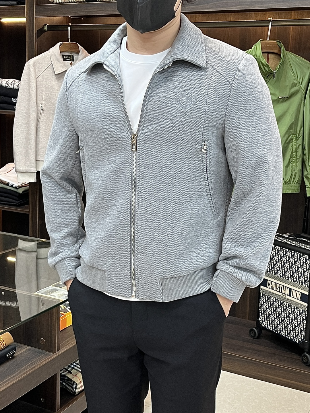 NO:512806,The main recommendation is the new LP 1995ss early autumn style. The LP lapel jacket is released. Wearing a hot autumn wool jacket and a chest letter embroidered jacket. The style is comfortable and comfortable and slim. It is lazy and casual. Combined with a clean and simple color, it is particularly pleasing to look at and is suitable for daily wear. It is full of enthusiasm to launch sports items embellished with vitality prints!  Size M-3XL Color black Khaki Gray Three-standard complete shipping next day H new model first release, loro piano, jackets & coats, jackets & coats, alexander wang19860909主推 LP 1995ss早秋新款发布LP翻领夹克外套,穿秋季爆款夹毛呢夹克,胸口字母刺绣外套,款穿上就是舒适自在又显瘦的存在,慵懒而随性,结合干净简单的色系就特别耐看,适合日常穿着~倾情推出缀饰活力印花的运动单品！ 尺码M-3XL 颜色黑色 卡其色 灰色 三标齐全 隔天出货 H新款首发,,loro piana,jackets & coats,jackets & coats,alexander wang,Men's clothing