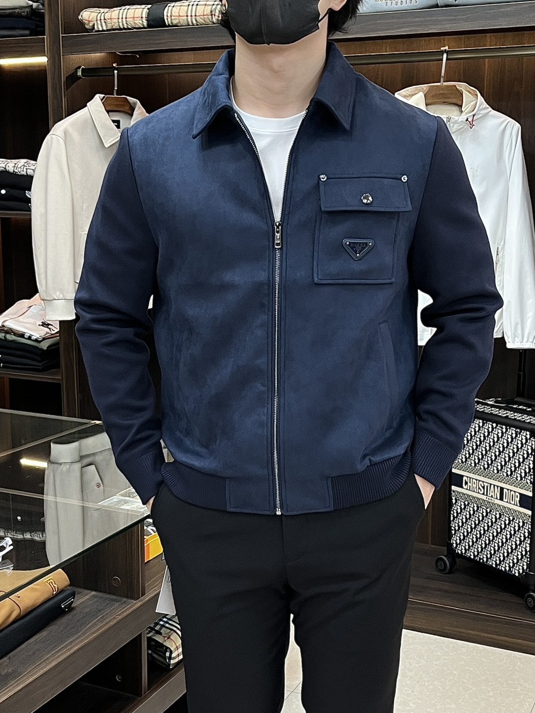 NO:512807,The main recommendation is the new Prada Ss early autumn style released Prada lapel jacket, autumn suede wool spliced ​​jacket, and chest metal triangle letter logo jacket. It is comfortable and comfortable to wear. It is lazy and casual, combined with clean and simple colors, and is particularly pleasing to look at. It is suitable for daily wear~ I love to launch sports items embellished with vitality prints!  Size M-3XL Color blue Khaki Complete three standards Shipping the next day New model is launched, prada, prada, jackets & coats, jackets & coats, chamois leather, alexander wang19860909主推 Prada ss早秋新款发布普拉达翻领夹克外套,秋季麂皮羊毛拼接夹克,胸口金属三角字母logo外套,款穿上就是舒适自在又显瘦的存在,慵懒而随性,结合干净简单的色系就特别耐看,适合日常穿着~倾情推出缀饰活力印花的运动单品！ 尺码M-3XL 颜色蓝色 卡其色 三标齐全 隔天出货 H新款首发,,prada,prada,jackets & coats,jackets & coats,chamois leather,alexander wang,Men's clothing