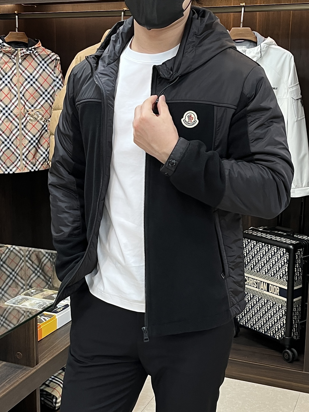 NO:512808,The main recommendation is the new early autumn style of Moncler Ss. The covert hooded jacket, cotton coat spliced ​​jacket, and a classic logo jacket on the chest. It is comfortable and comfortable to wear. It is lazy and casual, combined with a clean and simple color scheme, which is particularly pleasing to look at and suitable for daily wear. It is full of sports items embellished with vitality prints!  Size M-3XL, black, complete three standards, shipped the next day, new H models first, Moncler, jackets & coats, jackets & coats, hats, alexander wang19860909主推 Moncler ss早秋新款发布蒙口连帽夹克外套,棉衣拼接夹克,胸口经典logo外套,款穿上就是舒适自在又显瘦的存在,慵懒而随性,结合干净简单的色系就特别耐看,适合日常穿着~倾情推出缀饰活力印花的运动单品！ 尺码M-3XL 颜色黑色 三标齐全 隔天出货 H新款首发,,Moncler,jackets & coats,jackets & coats,hats,alexander wang,Men's clothing