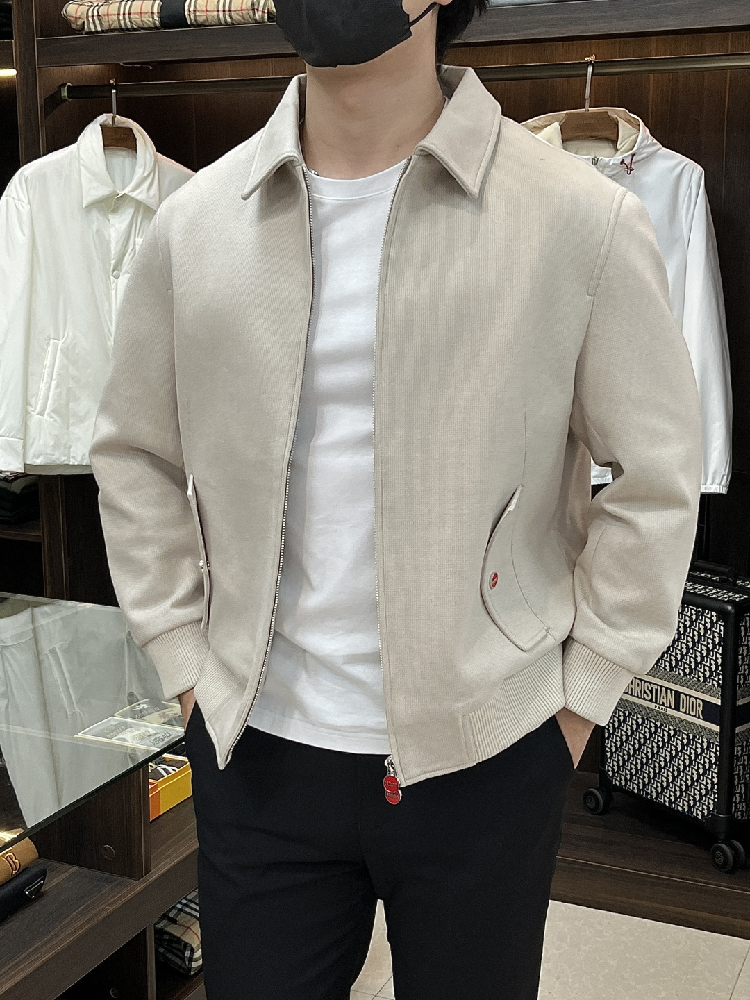 NO:512792,The main recommendation is the new LP 1995ss early autumn style. The LP lapel jacket is released. Wearing a hot wool jacket for autumn, it is comfortable and comfortable to wear. It is lazy and casual, combined with a clean and simple color scheme, which is particularly pleasing to the eye and is suitable for daily wear. It is full of sports items embellished with vibrant prints!  Size M-3XL Color Black Khaki Complete Three Standards Shipping the next day New H model is launched, loro piano, jackets & coats, jackets & coats, alexander wang19860909主推 LP 1995ss早秋新款发布LP翻领夹克外套,穿秋季爆款夹毛呢夹克,穿上就是舒适自在又显瘦的存在,慵懒而随性,结合干净简单的色系就特别耐看,适合日常穿着~倾情推出缀饰活力印花的运动单品！ 尺码M-3XL 颜色黑色 卡其色 三标齐全 隔天出货 H新款首发,,loro piana,jackets & coats,jackets & coats,alexander wang,Men's clothing