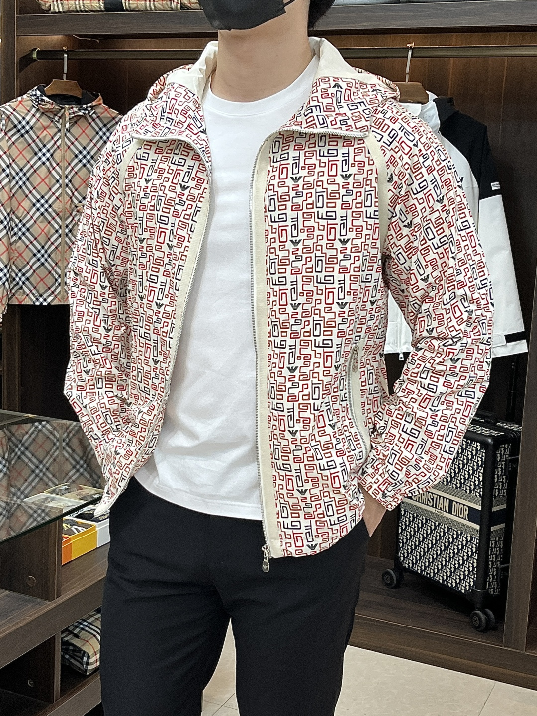 NO:512795,The main recommendation is the new Armani ss early autumn style to release Armani hooded jacket, a popular autumn digital printed jacket, which makes you feel comfortable and slim when worn. It is lazy and casual, combined with clean and simple colors, which is particularly pleasing to the eye and is suitable for daily wear~ I love to launch sports items embellished with vitality printed!  Size M-3XL Colors Complete Three Standards Shipping the next day New H model is launched, Armani, Armani, Jackets & Coats, Jackets & Coats, Hats, Alexander wang19860909主推 Armani ss早秋新款发布阿玛尼连帽夹克外套,秋季爆款数码印花夹克,穿上就是舒适自在又显瘦的存在,慵懒而随性,结合干净简单的色系就特别耐看,适合日常穿着~倾情推出缀饰活力印花的运动单品！ 尺码M-3XL 颜色 三标齐全 隔天出货 H新款首发,,armani,armani,jackets & coats,jackets & coats,hats,alexander wang,Men's clothing