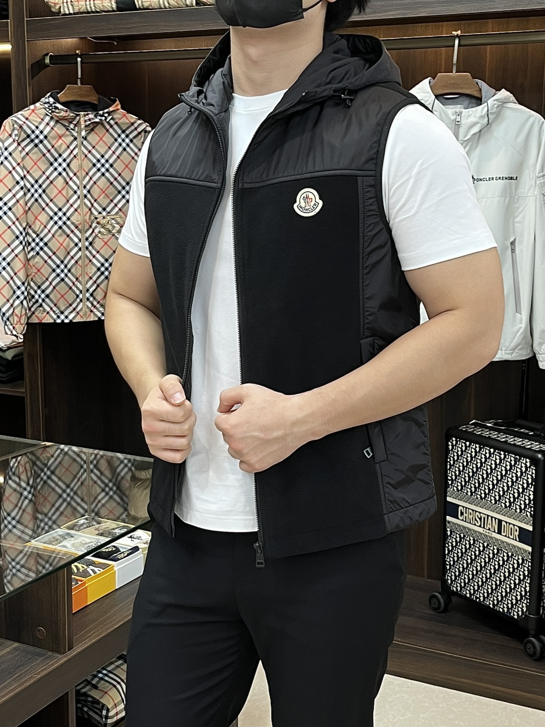 NO:512797,The main recommendation is the new early autumn style of Moncler Ss. The hooded vest jacket with a cotton coat, a classic logo jacket with a chest. It is comfortable and comfortable to wear. It is lazy and casual, combined with a clean and simple color scheme, which is particularly pleasing to look at and suitable for daily wear. It is full of sports items embellished with vitality prints!  Size M-3XL, black, complete three standards, shipped the next day, new H models first, Moncler, jackets & coats, jackets & coats, hats, alexander wang19860909主推 Moncler ss早秋新款发布蒙口连帽马甲外套,棉衣拼接马甲夹克,胸口经典logo外套,款穿上就是舒适自在又显瘦的存在,慵懒而随性,结合干净简单的色系就特别耐看,适合日常穿着~倾情推出缀饰活力印花的运动单品！ 尺码M-3XL 颜色黑色 三标齐全 隔天出货 H新款首发,,Moncler,jackets & coats,jackets & coats,hats,alexander wang,Men's clothing