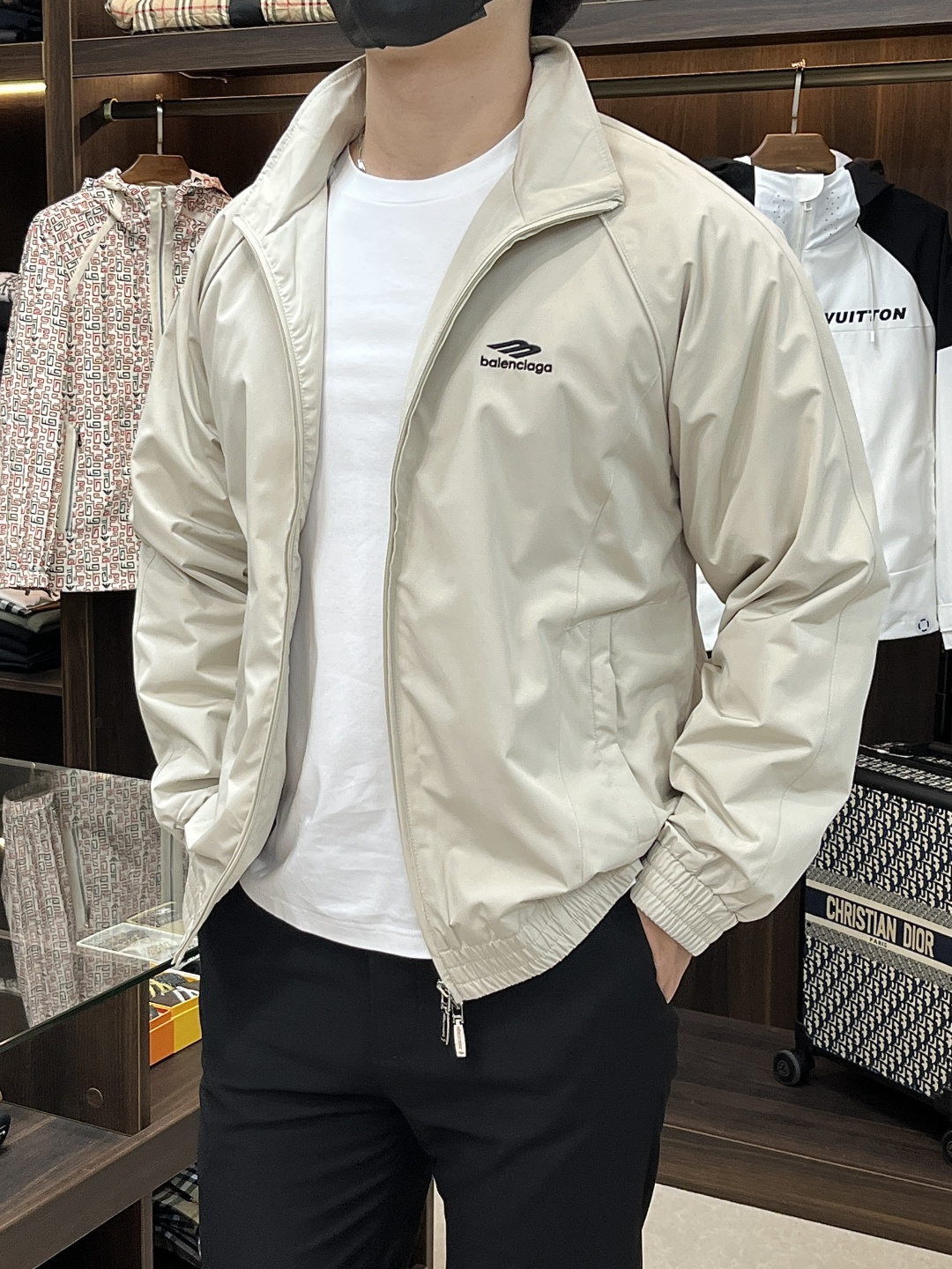 NO:512800,The main recommendation is the new Balencaiga Ss early autumn style released Balencaiga stand-up collar jacket, a popular autumn chest letter logo print jacket, which is comfortable and comfortable to wear, lazy and casual, combined with clean and simple colors, which is particularly pleasing to look at, suitable for daily wear~ I love to launch sports items embellished with vitality prints!  Size M-3XL Color Khaki Black Three Standards Completed Shipping the next day New H model is launched, balenciaga, balenciaga, jackets & coats, jackets & coats, alexander wang19860909主推 Balencaiga ss早秋新款发布巴黎世家立领夹克外套,秋季爆款胸口字母logo印花夹克,穿上就是舒适自在又显瘦的存在,慵懒而随性,结合干净简单的色系就特别耐看,适合日常穿着~倾情推出缀饰活力印花的运动单品！ 尺码M-3XL 颜色卡其色 黑色 三标齐全 隔天出货 H新款首发,,balenciaga,balenciaga,jackets & coats,jackets & coats,alexander wang,Men's clothing