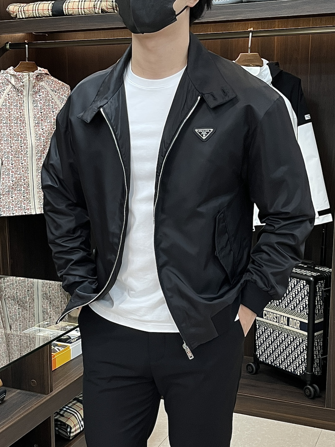 NO:512801,The main recommendation is the new Prada Ss early autumn style released Prada stand-up collar jacket, a hot autumn chest triangle metal logo jacket, which makes you feel comfortable and slim when worn. It is lazy and casual, combined with a clean and simple color scheme, which is particularly pleasing to look at and suitable for daily wear~ I love to launch sports items embellished with vitality prints!  Size M-3XL, black, complete three standards, shipped the next day, new H models first, prada, prada, jackets & coats, jackets & coats, alexander wang19860909主推 Prada ss早秋新款发布普拉达立领夹克外套,秋季爆款胸口三角金属logo夹克,穿上就是舒适自在又显瘦的存在,慵懒而随性,结合干净简单的色系就特别耐看,适合日常穿着~倾情推出缀饰活力印花的运动单品！ 尺码M-3XL 颜色黑色 三标齐全 隔天出货 H新款首发,,prada,prada,jackets & coats,jackets & coats,alexander wang,Men's clothing