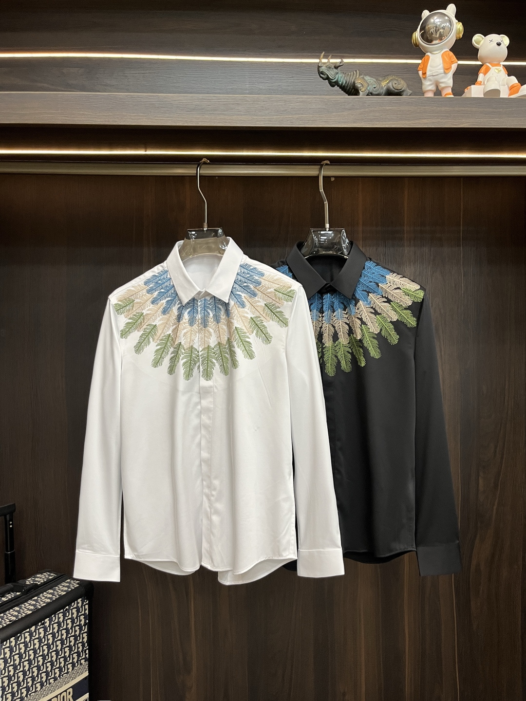 NO:526551,The main recommendation of Armani 2025 autumn and winter new shirt Armani men's must-have long-sleeved shirt, top-grade embroidery craftsmanship, high-end light luxury boutique natural cotton shirt. Comfortable and breathable, original single and ruthless, original fabric, soft and comfortable, high-end and luxurious upper body, sufficiently styled class, this shirt is proud to make you satisfied and face! Size 38-40-42-44-46-48 New H2025 launch,,armani,armani,shirts,alexander wang19860909主推 Armani 2025秋冬新款衬衫阿玛尼男士必备款长袖衬衫,顶级刺绣工艺,高端轻奢精品天然棉衬衫.舒服透气,原单狠货,原版面料,柔软舒适,上身高端又奢华,足够场面的档次,这款衬衫无不骄傲的让你满意有面子! 尺码38-40-42-44-46-48 H2025新款首发,,armani,armani,shirts,alexander wang,Men's clothing