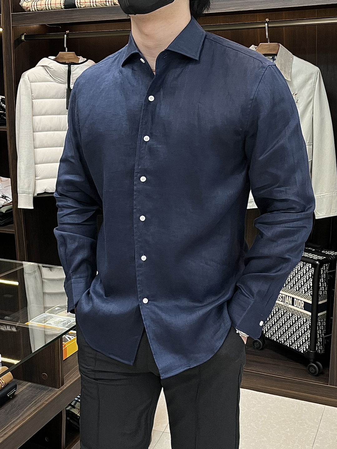 NO:519782,The main recommendation of Armani 2025 autumn and winter new shirt Armani men's must-have long-sleeved shirt, high-end light luxury boutique natural linen shirt. Comfortable and breathable, original single and ruthless, original fabric, soft and comfortable, high-end and luxurious upper body, sufficiently styled class, this shirt is proud to make you satisfied and face! Size 38-40-42-44-46-48 New H2025 launch,,armani,armani,shirts,alexander wang19860909主推 Armani 2025秋冬新款衬衫阿玛尼男士必备款长袖衬衫,高端轻奢精品天然亚麻衬衫.舒服透气,原单狠货,原版面料,柔软舒适,上身高端又奢华,足够场面的档次,这款衬衫无不骄傲的让你满意有面子! 尺码38-40-42-44-46-48 H2025新款首发,,armani,armani,shirts,alexander wang,Men's clothing