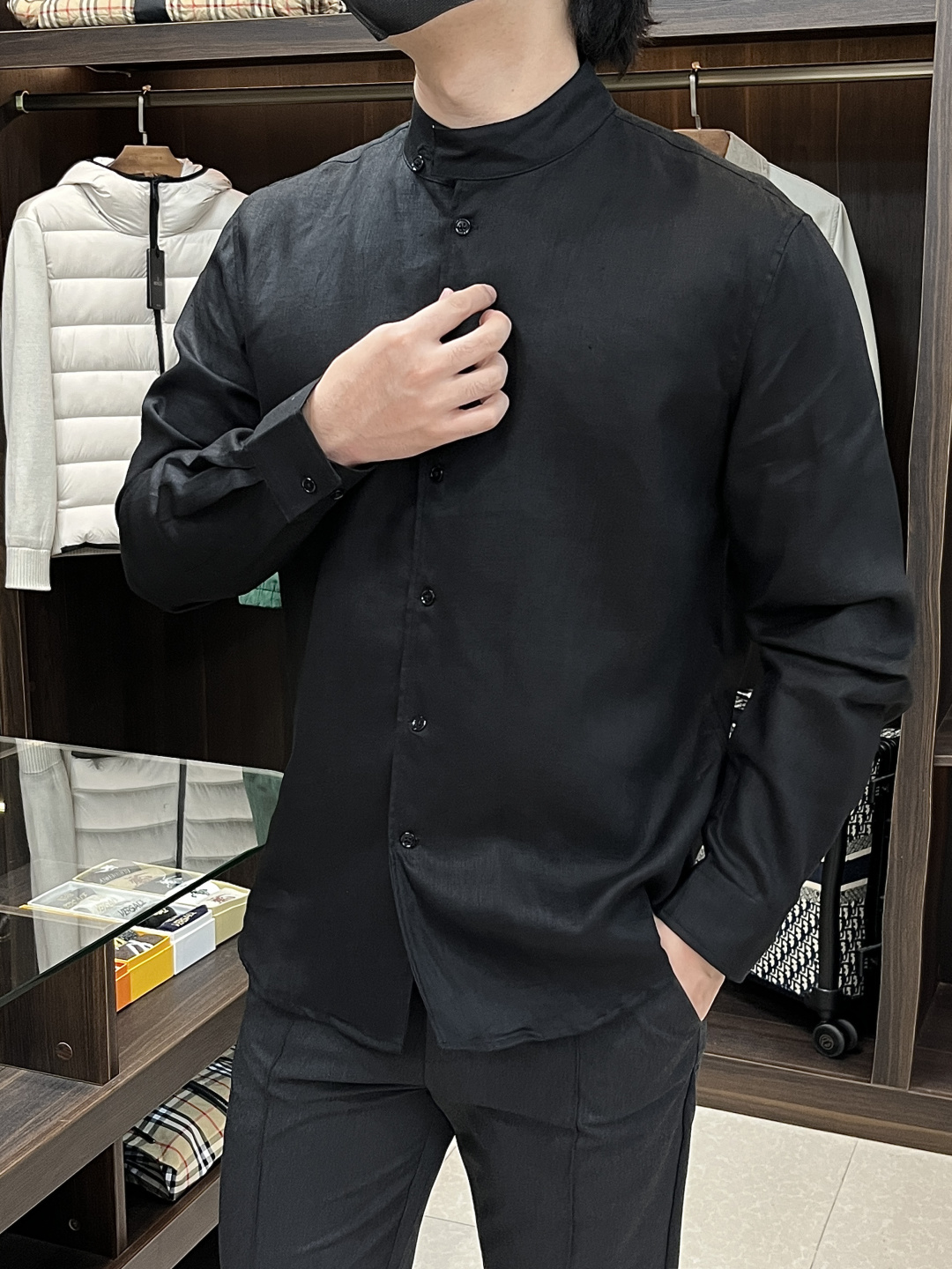 NO:525385,The main recommendation is Armani new autumn and winter shirt Armani men's must-have long-sleeved shirt, Chinese small stand-collar shirt, high-end light luxury boutique natural linen shirt. Comfortable and breathable, original single and ruthless, original fabric, soft and comfortable, high-end and luxurious upper body, sufficiently styled class, this shirt is proud to make you satisfied and face! Size 38-40-42-44-46-48 H new model first release,,armani,armani,shirts,alexander wang19860909主推 Armani 秋冬新款衬衫阿玛尼男士必备款长袖衬衫,中式小立领衬衫,高端轻奢精品天然亚麻衬衫.舒服透气,原单狠货,原版面料,柔软舒适,上身高端又奢华,足够场面的档次,这款衬衫无不骄傲的让你满意有面子! 尺码38-40-42-44-46-48 H新款首发,,armani,armani,shirts,alexander wang,Men's clothing