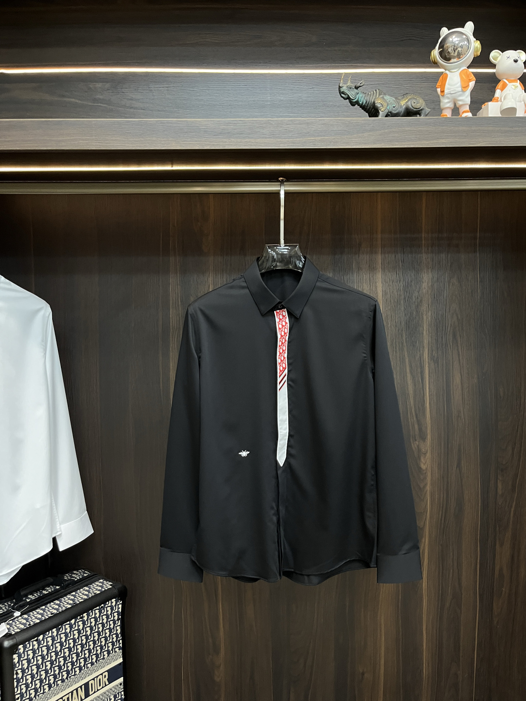 NO:526530,The main recommendation is Dior new autumn and winter shirt Dior men's must-have long-sleeved shirt, top-grade embroidery craft shirt, high-end light luxury boutique natural cotton shirt. Comfortable and breathable, original single and ruthless, original fabric, soft and comfortable, high-end and luxurious upper body, sufficiently styled class, this shirt is proud to make you satisfied and face! Size 38-40-42-44-46-48 H new model first release,,dior,dior,shirts,alexander wang19860909主推 Dior 秋冬新款衬衫迪奥男士必备款长袖衬衫,顶级刺绣工艺衬衫,高端轻奢精品天然纯棉衬衫.舒服透气,原单狠货,原版面料,柔软舒适,上身高端又奢华,足够场面的档次,这款衬衫无不骄傲的让你满意有面子! 尺码38-40-42-44-46-48 H新款首发,,dior,dior,shirts,alexander wang,Men's clothing