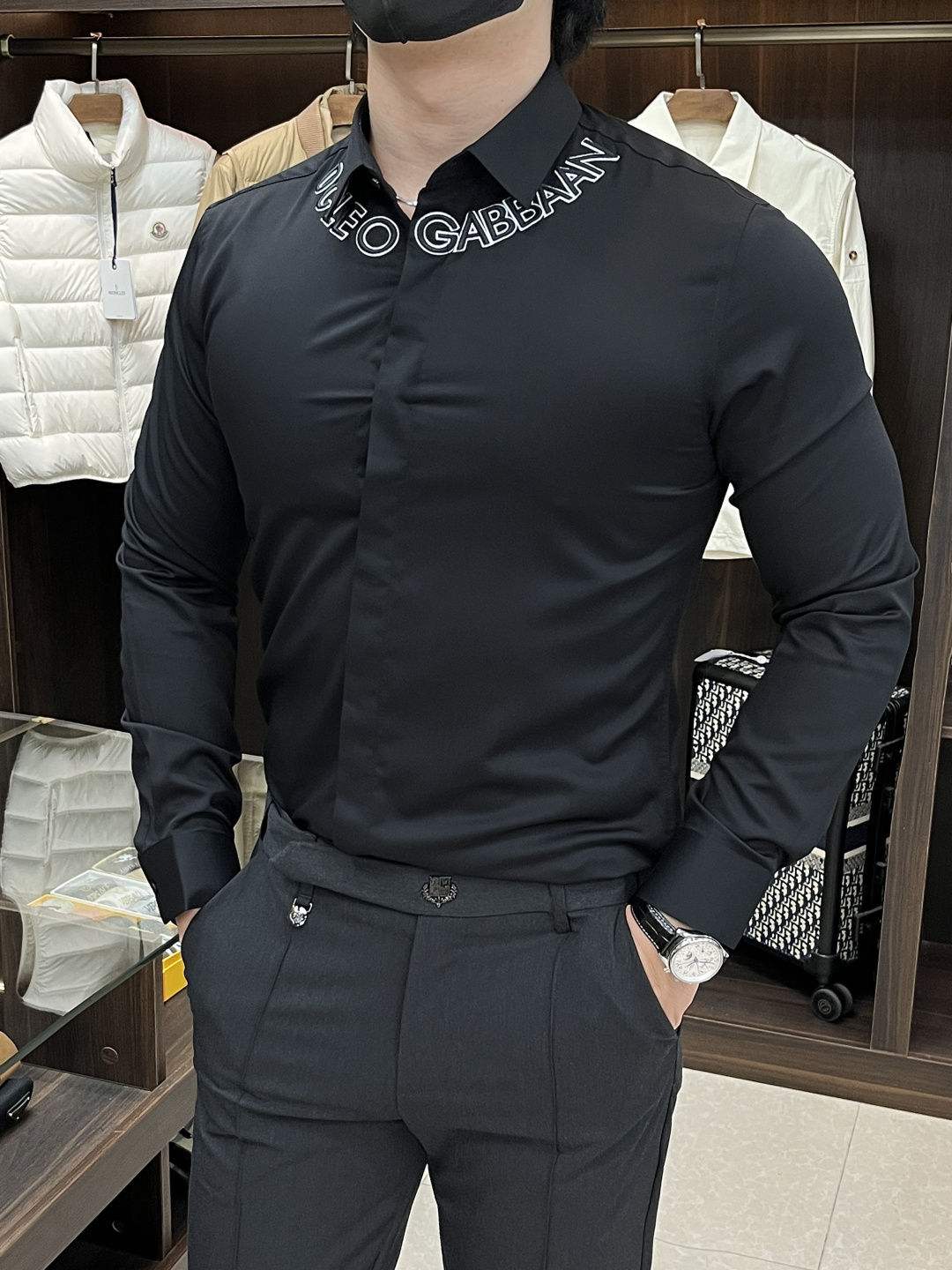 NO:565313,Mainly recommend D&G new autumn and winter shirts, Dolce & Gabbana men's essential long-sleeved shirts, top embroidery craft shirts, high-end luxury natural cotton shirts. Comfortable and breathable, original goods, original fabrics, soft and comfortable, high-end and luxurious upper body, enough class for the scene, this shirt will make you satisfied and face-saving! Size 38-40-42-44-46-48  H new model debut,,Dolce&Gabbana,Dolce&Gabbana,shirts,alexander wang19860909主推 D&G 秋冬新款衬衫杜嘉班纳男士必备款长袖衬衫,顶级刺绣工艺衬衫,高端轻奢精品天然纯棉衬衫.舒服透气,原单狠货,原版面料,柔软舒适,上身高端又奢华,足够场面的档次,这款衬衫无不骄傲的让你满意有面子! 尺码38-40-42-44-46-48 H新款首发,,Dolce&Gabbana,Dolce&Gabbana,shirts,alexander wang,Men's clothing