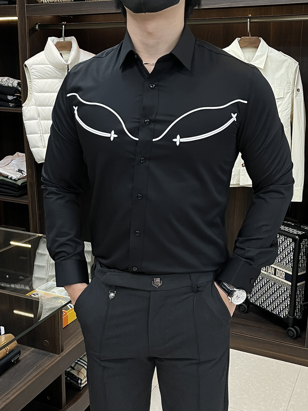 NO:512803,The main recommendation is LV autumn and winter new shirts. Donkey brand men's must-have long-sleeved shirts, top-grade embroidery craft shirts, high-end light luxury boutique natural cotton shirts. Comfortable and breathable, original single rude goods, original fabric, soft and comfortable, high-end and luxurious upper body, sufficient level of scene, this shirt is proud to make you satisfied and face! Size 38-40-42-44-46-48 New H model first release,,louis vuitton,louis vuitton,shirts,alexander wang19860909主推 LV 秋冬新款衬衫驴牌男士必备款长袖衬衫,顶级刺绣工艺衬衫,高端轻奢精品天然纯棉衬衫.舒服透气,原单狠货,原版面料,柔软舒适,上身高端又奢华,足够场面的档次,这款衬衫无不骄傲的让你满意有面子! 尺码38-40-42-44-46-48 H新款首发,,louis vuitton,louis vuitton,shirts,alexander wang,Men's clothing