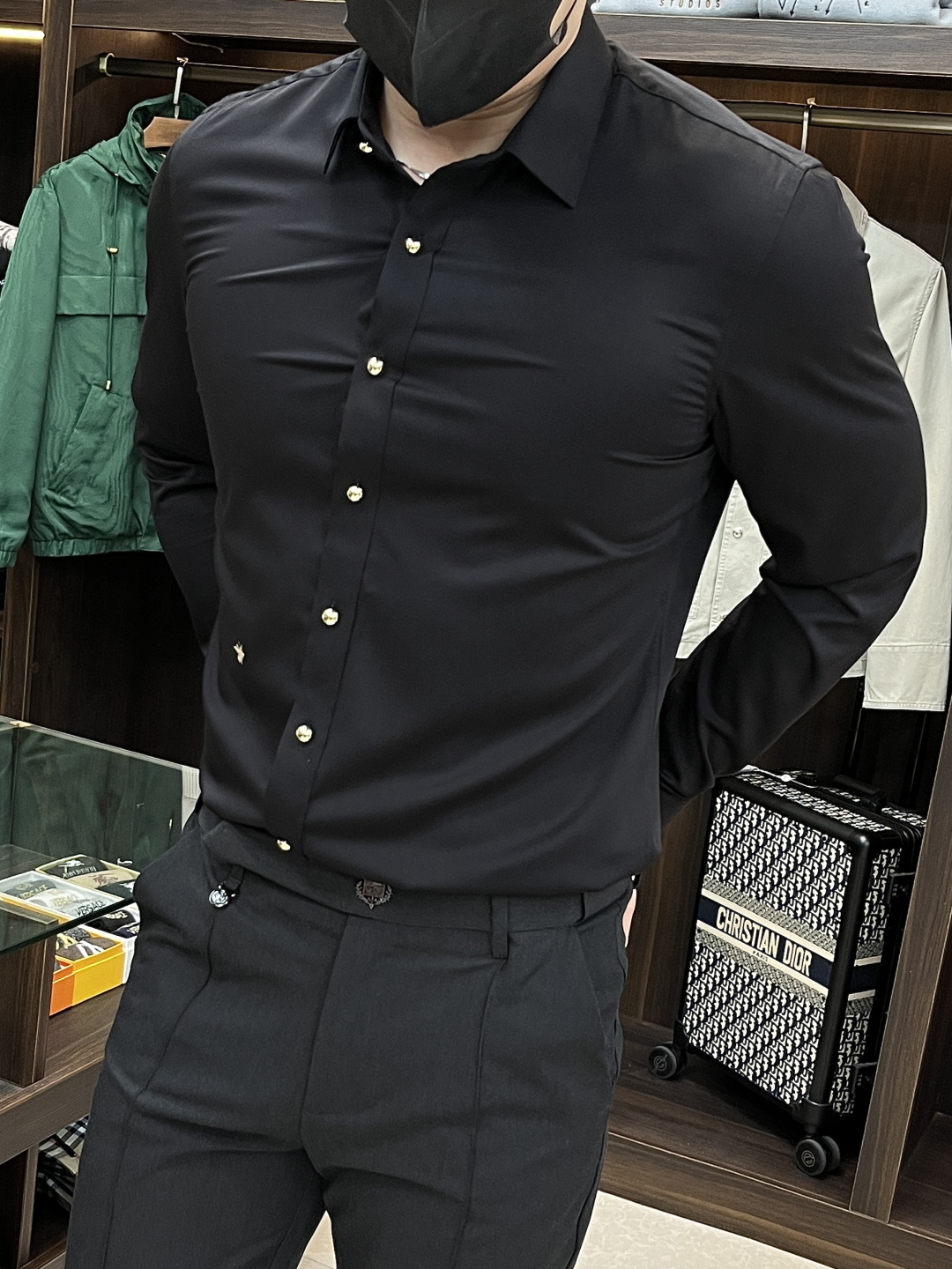 NO:521031,The main recommendation is Dior new autumn and winter shirt Dior men's must-have long-sleeved shirt, top-grade embroidery craft shirt, high-end light luxury boutique natural cotton shirt. Comfortable and breathable, original single and ruthless, original fabric, soft and comfortable, high-end and luxurious upper body, sufficiently styled class, this shirt is proud to make you satisfied and face! Size 38-40-42-44-46-48 H new model first release,,dior,dior,shirts,alexander wang19860909主推 Dior 秋冬新款衬衫迪奥男士必备款长袖衬衫,顶级刺绣工艺衬衫,高端轻奢精品天然纯棉衬衫.舒服透气,原单狠货,原版面料,柔软舒适,上身高端又奢华,足够场面的档次,这款衬衫无不骄傲的让你满意有面子! 尺码38-40-42-44-46-48 H新款首发,,dior,dior,shirts,alexander wang,Men's clothing