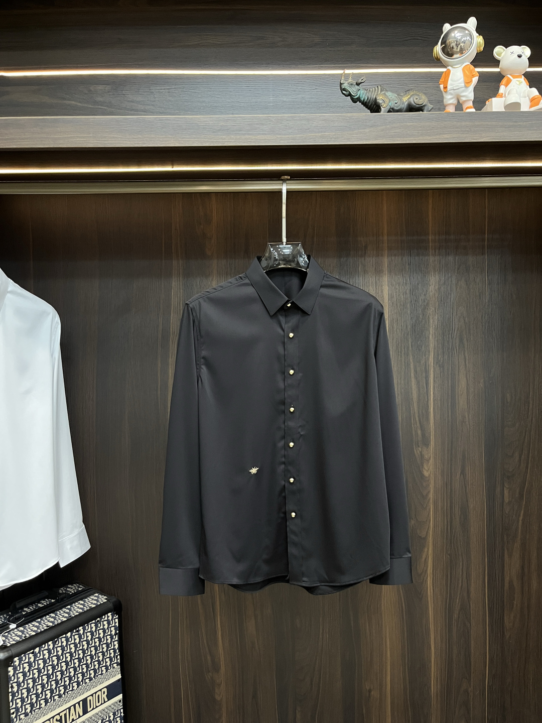 NO:518411,The main recommendation is Dior 2025 autumn and winter new shirt Dior men's must-have long-sleeved shirt, top-grade embroidery craft shirt, high-end light luxury boutique natural cotton shirt. Comfortable and breathable, original single and ruthless, original fabric, soft and comfortable, high-end and luxurious upper body, sufficiently scene-like grade, this shirt is proud to make you satisfied and face! Size 38-40-42-44-46-48 New H2025 model first release,,dior,dior,shirts,alexander wang19860909主推 Dior 2025秋冬新款衬衫迪奥男士必备款长袖衬衫,顶级刺绣工艺衬衫,高端轻奢精品天然纯棉衬衫.舒服透气,原单狠货,原版面料,柔软舒适,上身高端又奢华,足够场面的档次,这款衬衫无不骄傲的让你满意有面子! 尺码38-40-42-44-46-48 H2025新款首发,,dior,dior,shirts,alexander wang,Men's clothing