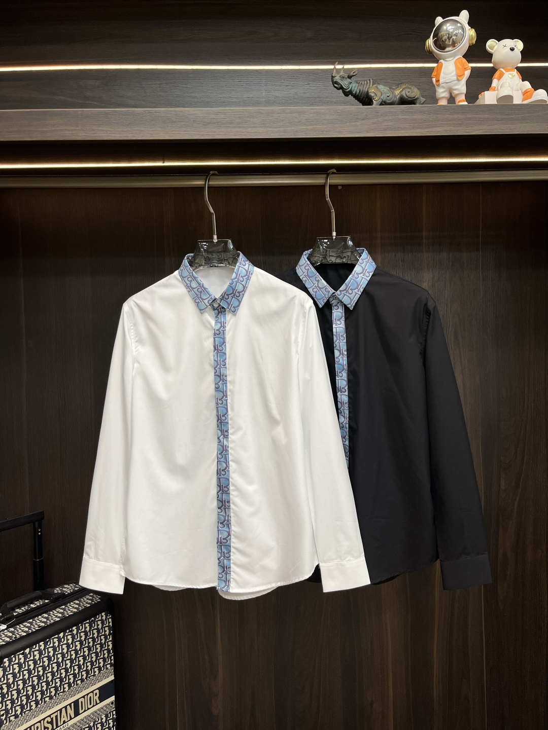 NO:623693,Mainly recommend Dior 2025 autumn and winter new shirt Dior men's essential long-sleeved shirt, top embroidery craft shirt, high-end light luxury boutique natural cotton shirt. Comfortable and breathable, original purchase, original fabric, soft and comfortable, high-end and luxurious upper body, enough grade for the scene, this shirt will make you satisfied and face-saving! Size 38-40-42-44-46-48  H2025 new style debut,,dior,dior,shirts,alexander wang19860909主推 Dior 2025秋冬新款衬衫迪奥男士必备款长袖衬衫,顶级刺绣工艺衬衫,高端轻奢精品天然纯棉衬衫.舒服透气,原单狠货,原版面料,柔软舒适,上身高端又奢华,足够场面的档次,这款衬衫无不骄傲的让你满意有面子! 尺码38-40-42-44-46-48 H2025新款首发,,dior,dior,shirts,alexander wang,Men's clothing