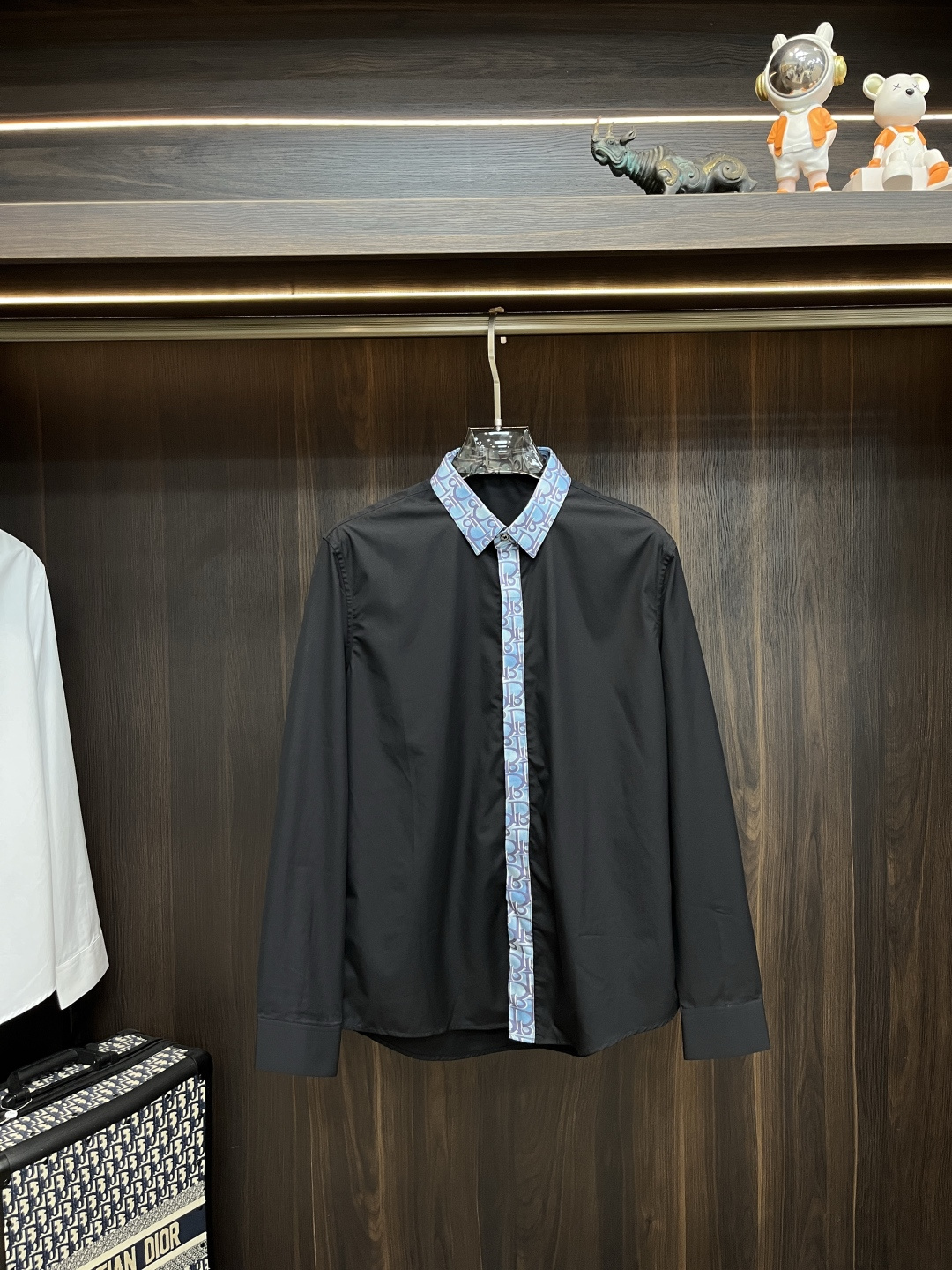 NO:518415,The main recommendation is Dior 2025 autumn and winter new shirt Dior men's must-have long-sleeved shirt, top-grade embroidery craft shirt, high-end light luxury boutique natural cotton shirt. Comfortable and breathable, original single and ruthless, original fabric, soft and comfortable, high-end and luxurious upper body, sufficiently scene-like grade, this shirt is proud to make you satisfied and face! Size 38-40-42-44-46-48 New H2025 model first release,,dior,dior,shirts,alexander wang19860909主推 Dior 2025秋冬新款衬衫迪奥男士必备款长袖衬衫,顶级刺绣工艺衬衫,高端轻奢精品天然纯棉衬衫.舒服透气,原单狠货,原版面料,柔软舒适,上身高端又奢华,足够场面的档次,这款衬衫无不骄傲的让你满意有面子! 尺码38-40-42-44-46-48 H2025新款首发,,dior,dior,shirts,alexander wang,Men's clothing