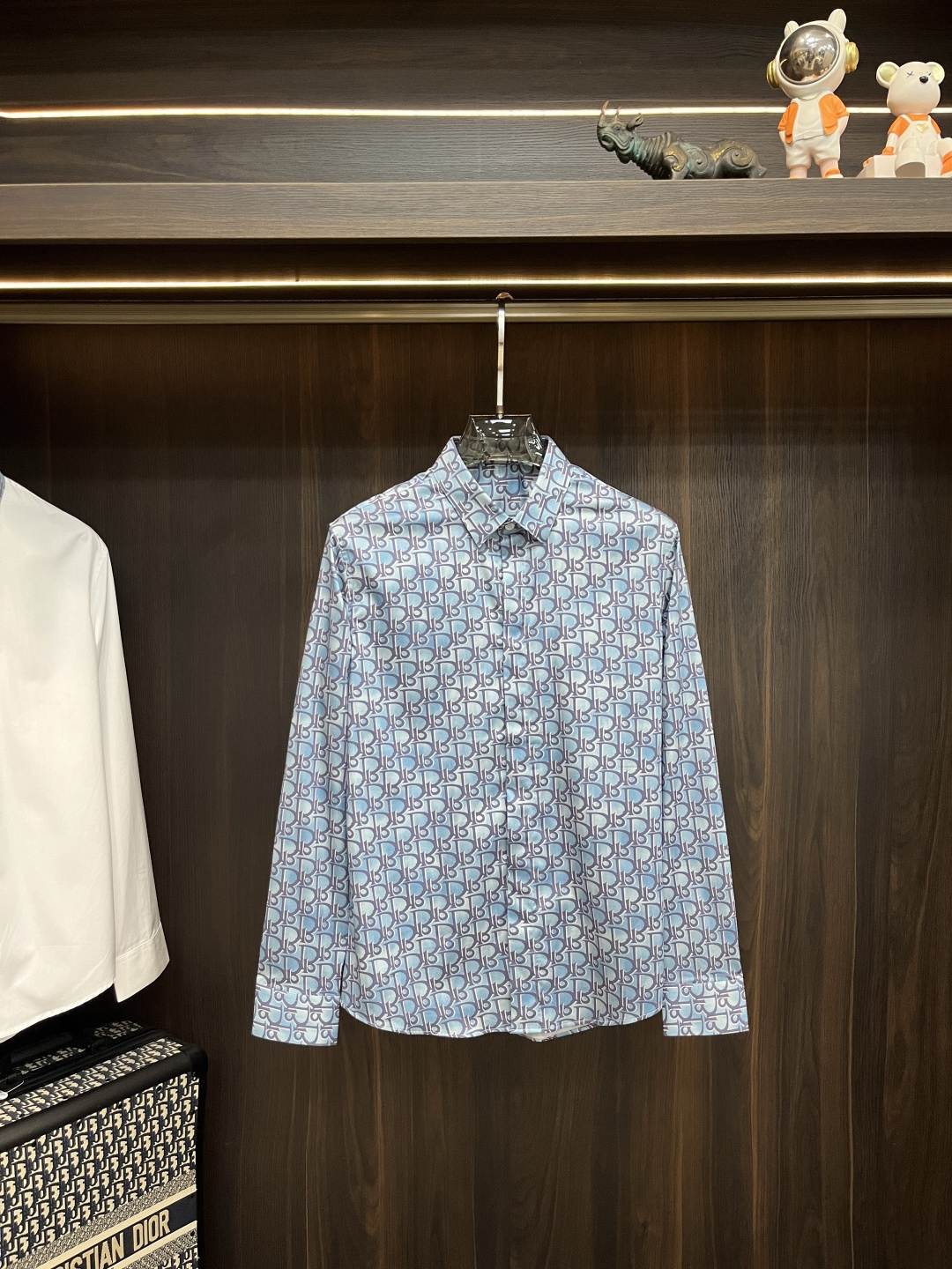 NO:518417,The main recommendation is Dior 2025 autumn and winter new shirt Dior men's must-have long-sleeved shirt, digital printed shirt, high-end light luxury boutique natural cotton shirt. Comfortable and breathable, original single and ruthless, original fabric, soft and comfortable, high-end and luxurious upper body, sufficiently styled class, this shirt is proud to make you satisfied and face! Size 38-40-42-44-46-48 New H2025 model first release,,dior,dior,shirts,alexander wang19860909主推 Dior 2025秋冬新款衬衫迪奥男士必备款长袖衬衫,数码印花衬衫,高端轻奢精品天然纯棉衬衫.舒服透气,原单狠货,原版面料,柔软舒适,上身高端又奢华,足够场面的档次,这款衬衫无不骄傲的让你满意有面子! 尺码38-40-42-44-46-48 H2025新款首发,,dior,dior,shirts,alexander wang,Men's clothing