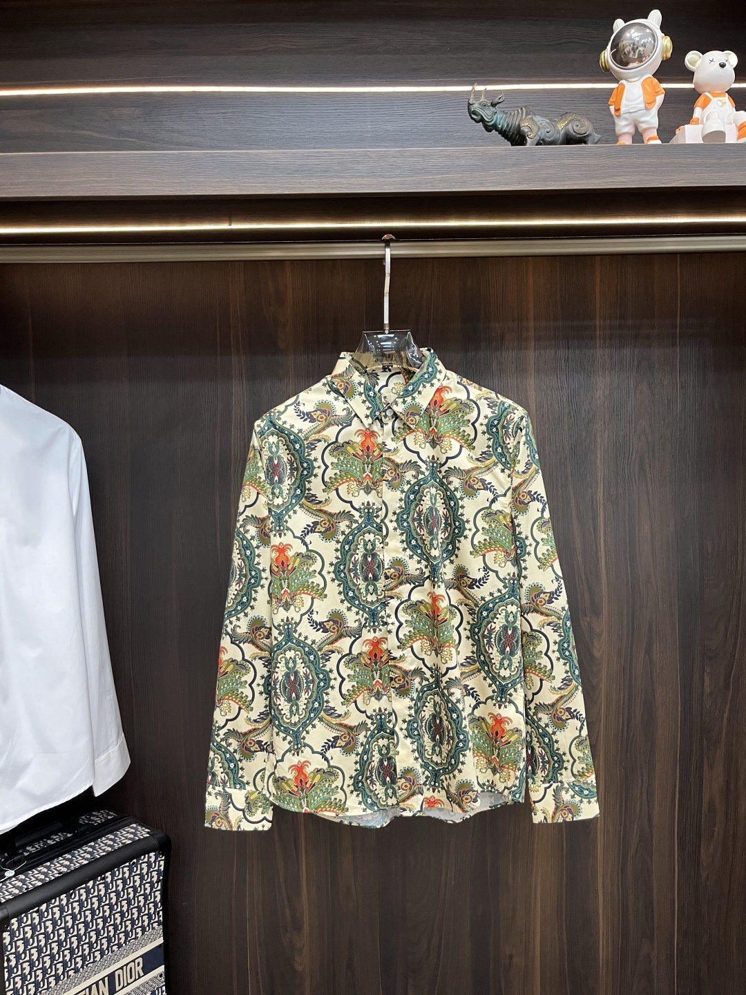 NO:526529,Armani 2025 autumn and winter new shirt Armani men's must-have long-sleeved shirt, digital printed shirt, high-end light luxury boutique natural cotton shirt. Comfortable and breathable, original single and ruthless, original fabric, soft and comfortable, high-end and luxurious upper body, sufficiently styled class, this shirt is proud to make you satisfied and face! Size 38-40-42-44-46-48 New H2025 launch,,armani,armani,shirts,alexander wang19860909主推 Armani 2025秋冬新款衬衫阿玛尼男士必备款长袖衬衫,数码印花衬衫,高端轻奢精品天然纯棉衬衫.舒服透气,原单狠货,原版面料,柔软舒适,上身高端又奢华,足够场面的档次,这款衬衫无不骄傲的让你满意有面子! 尺码38-40-42-44-46-48 H2025新款首发,,armani,armani,shirts,alexander wang,Men's clothing