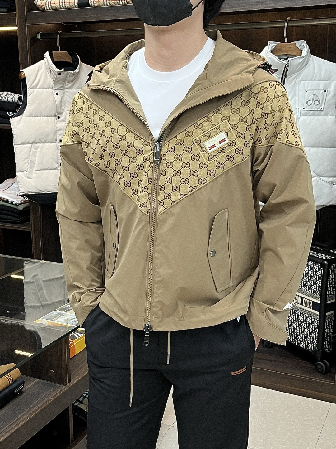 NO:512779,The main recommendation is Gucci Ss's early autumn new model released Gucci hooded jacket, a hot autumn style thin cotton jacket, and a thin cotton jacket with letters. It is comfortable and comfortable to wear. It is lazy and casual, combined with clean and simple colors, and is particularly durable and suitable for daily wear. It is passionately launched sports items embellished with vibrant prints!  Size M-3XL, complete three standards, shipped the next day, new H models are launched, gucci, gucci, jackets & coats, jackets & coats, hats, alexander wang19860909主推 Gucci ss早秋新款发布古驰连帽夹克外套,秋季爆款夹薄棉夹克,字母金属logo薄棉外套,穿上就是舒适自在又显瘦的存在,慵懒而随性,结合干净简单的色系就特别耐看,适合日常穿着~倾情推出缀饰活力印花的运动单品！ 尺码M-3XL 三标齐全 隔天出货 H新款首发,,gucci,gucci,jackets & coats,jackets & coats,hats,alexander wang,Men's clothing