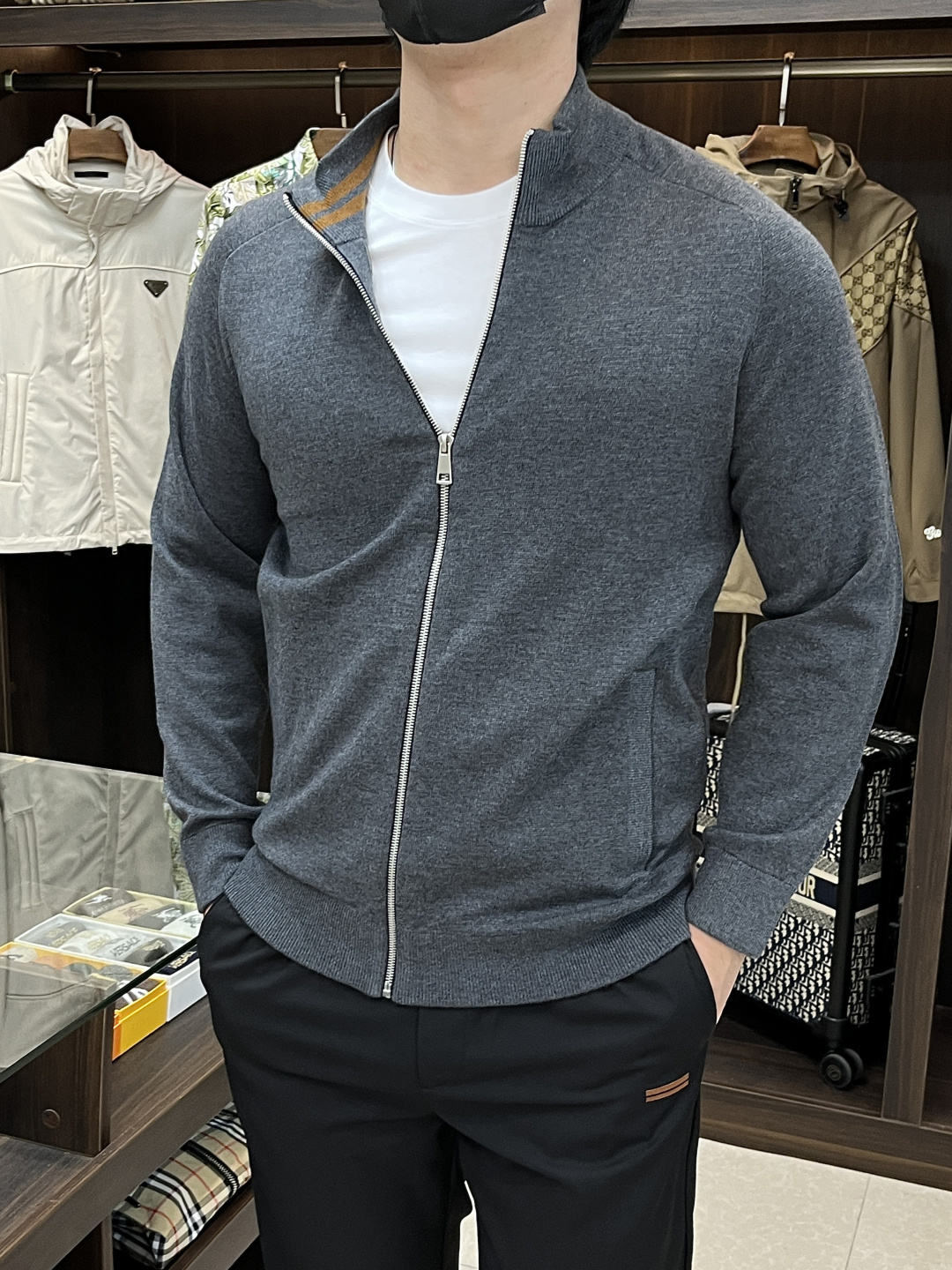 NO:512782,The main recommendation is Zegna Ss's early autumn new style released Zegna stand-up collar jacket, a hot autumn wool knitted jacket, which makes you feel comfortable and slim when worn. It is lazy and casual, combined with clean and simple colors, which is particularly pleasing to look at and suitable for daily wear~ I love to launch sports items embellished with vitality prints!  Size M-3XL, complete three standards, shipped the next day, new H models are launched, zegna, jackets & coats, jackets & coats, alexander wang19860909主推 Zegna ss早秋新款发布杰尼亚立领夹克外套,秋季爆款羊毛针织外套夹克,穿上就是舒适自在又显瘦的存在,慵懒而随性,结合干净简单的色系就特别耐看,适合日常穿着~倾情推出缀饰活力印花的运动单品！ 尺码M-3XL 三标齐全 隔天出货 H新款首发,,zegna,jackets & coats,jackets & coats,alexander wang,Men's clothing