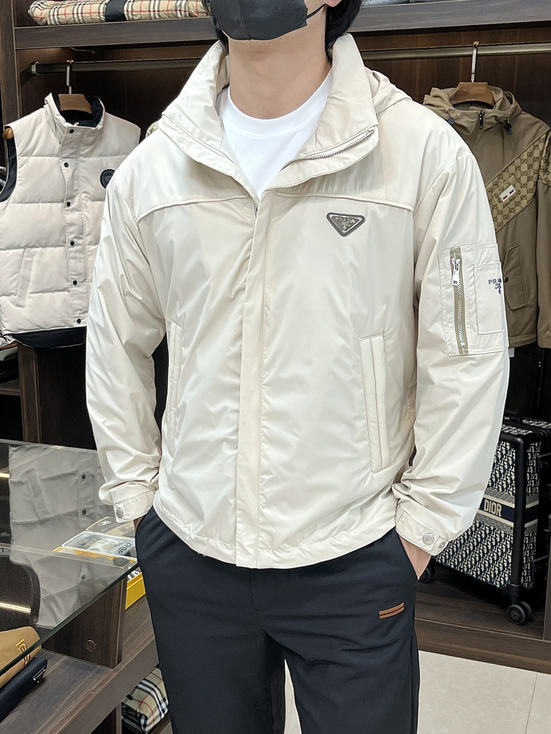 NO:512785,The main recommendation is the new Prada ss early autumn style released Prada hooded jacket, a hot autumn style thin cotton jacket, and a thin cotton jacket with letters. It is comfortable and comfortable to wear. It is lazy and casual, combined with a clean and simple color scheme, which is particularly pleasing to look at and suitable for daily wear. It is passionately launched sports items embellished with vibrant prints!  Size M-3XL, complete three standards, shipped the next day, new H models are launched, prada, prada, jackets & coats, jackets & coats, hats, alexander wang19860909主推 Prada ss早秋新款发布普拉达连帽夹克外套,秋季爆款夹薄棉夹克,字母金属logo薄棉外套,穿上就是舒适自在又显瘦的存在,慵懒而随性,结合干净简单的色系就特别耐看,适合日常穿着~倾情推出缀饰活力印花的运动单品！ 尺码M-3XL 三标齐全 隔天出货 H新款首发,,prada,prada,jackets & coats,jackets & coats,hats,alexander wang,Men's clothing