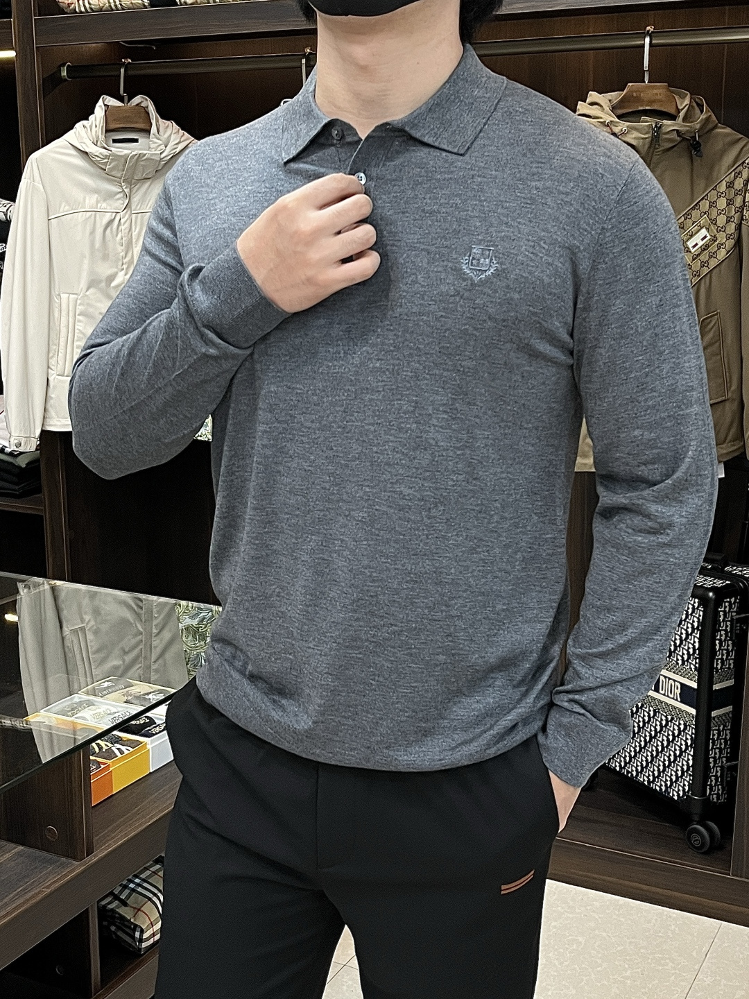 NO:512783,The main recommendation is the new LP 2005ss early autumn model. The LP lapel long-sleeved wool sweater is released. The popular wool long-sleeved sweater in autumn is comfortable and comfortable to wear. It is lazy and casual, combined with clean and simple colors, it is particularly pleasing to look at and is suitable for daily wear. It is full of enthusiasm to launch sports items embellished with vibrant prints!  Size M-3XL, complete three standards, shipped the next day, new H models first release, loro piano, alexander wang19860909主推 LP 2005ss早秋新款发布LP翻领长袖羊毛针织衫,秋季爆款羊毛长袖,穿上就是舒适自在又显瘦的存在,慵懒而随性,结合干净简单的色系就特别耐看,适合日常穿着~倾情推出缀饰活力印花的运动单品！ 尺码M-3XL 三标齐全 隔天出货 H新款首发,,loro piana,alexander wang,Men's clothing