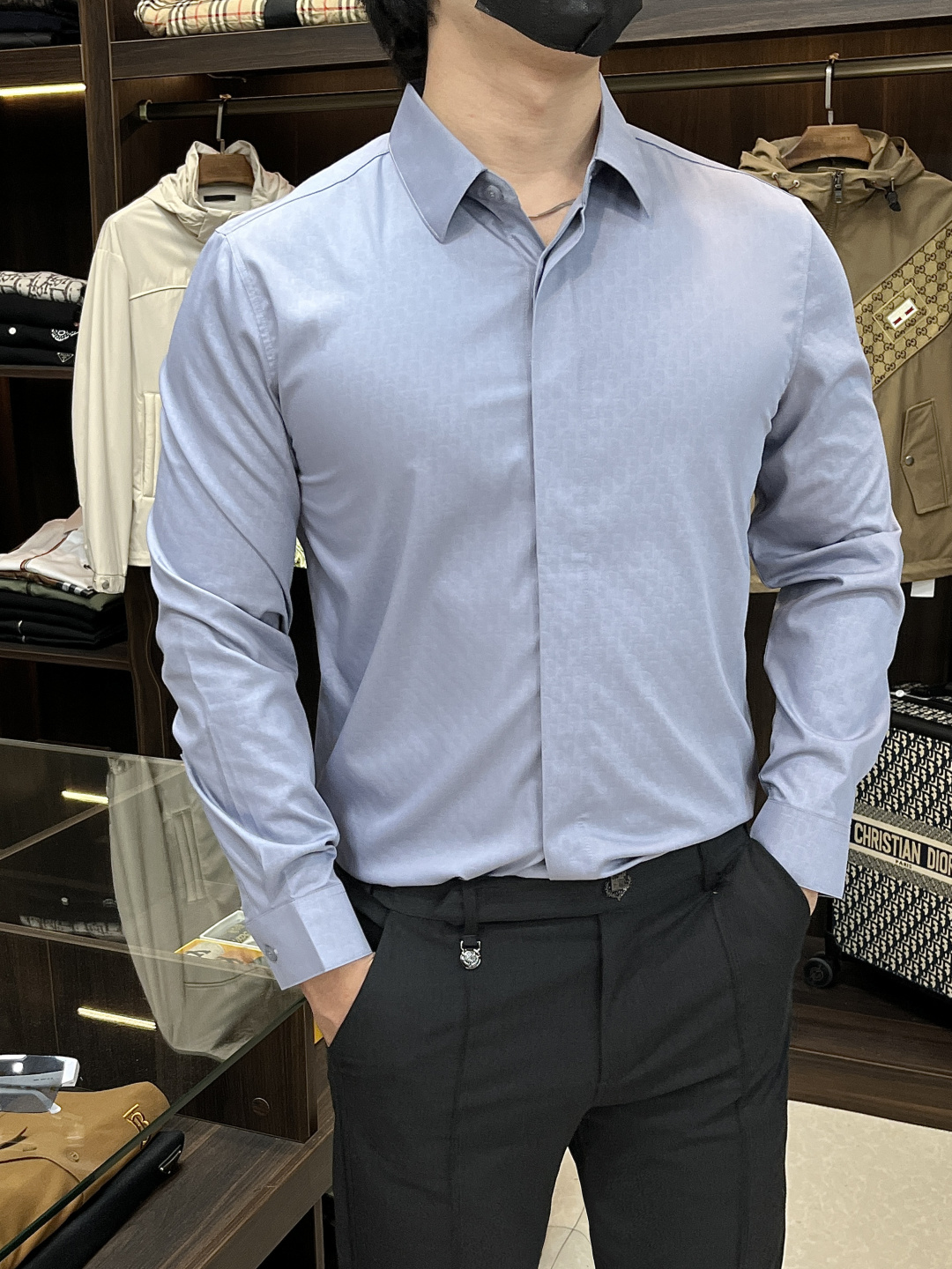 NO:512777,The new Dior Ss early autumn style is released. The popular wool long-sleeved shirt in autumn, which makes you feel comfortable and slim when worn. It is lazy and casual. Combined with clean and simple colors, it is particularly pleasing to look at. It is suitable for daily wear~ I love to launch sports items embellished with vitality prints!  Size M-3XL, complete three standards, shipped the next day, new H models first release, dior, dior, shirts, alexander wang19860909主推 Dior ss早秋新款发布迪奥长袖衬衫,秋季爆款羊毛长袖,穿上就是舒适自在又显瘦的存在,慵懒而随性,结合干净简单的色系就特别耐看,适合日常穿着~倾情推出缀饰活力印花的运动单品！ 尺码M-3XL 三标齐全 隔天出货 H新款首发,,dior,dior,shirts,alexander wang,Men's clothing