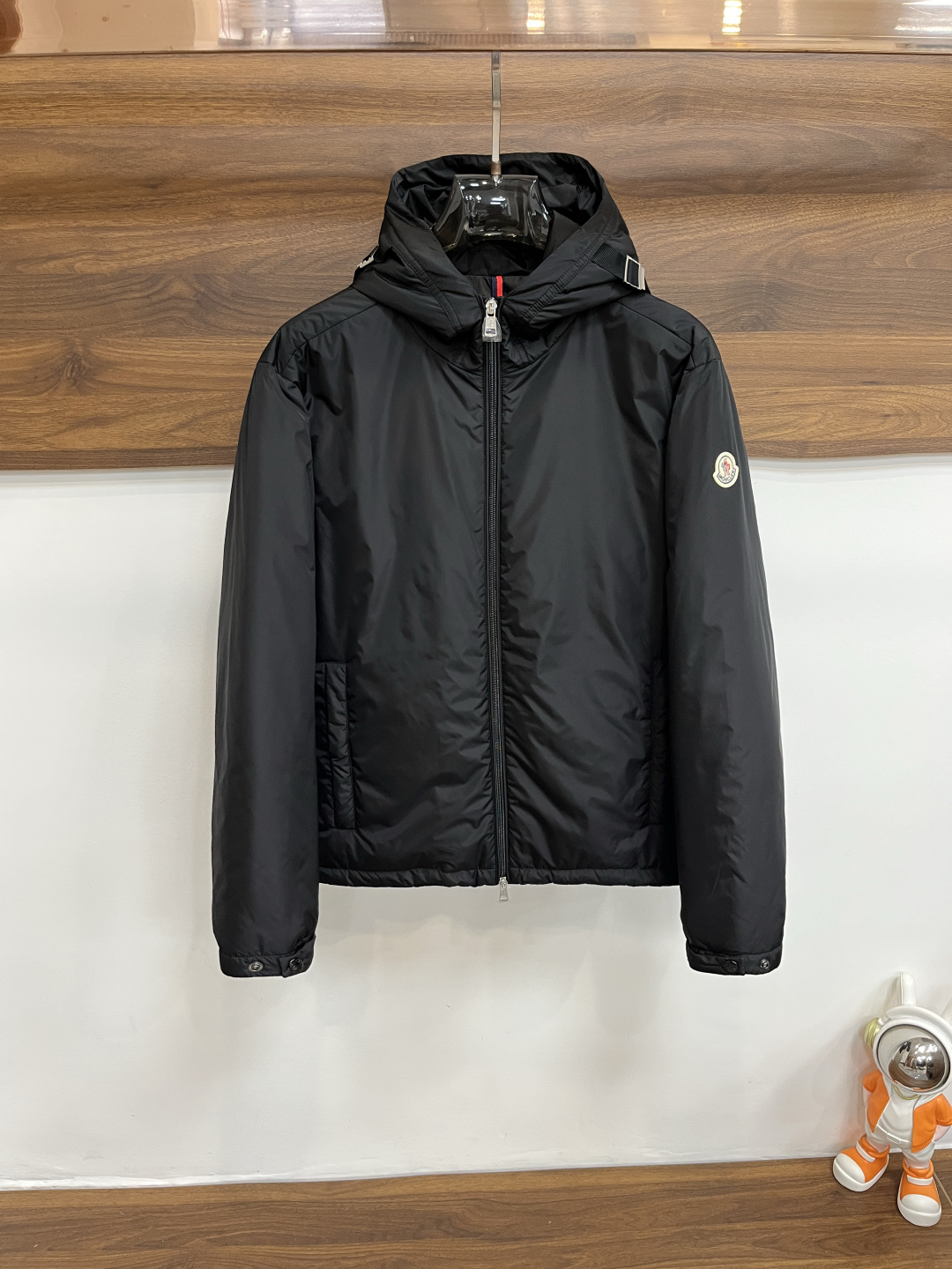 NO:515323,The main recommendation is Moncler 2025ss early autumn new style released a cover-mouthed hooded jacket, a hot autumn cotton jacket, a cotton-padded jacket, a double-sided pocket and a classic left upper arm logo. It is comfortable and comfortable to wear. It is lazy and casual, combined with a clean and simple color scheme, which is particularly pleasing to look at and suitable for daily wear~ I love to launch sports items embellished with vitality prints!  Size M-3XL, complete three standards, shipped the next day, color black, new H2025 model first release, Moncler, jackets & coats, jackets & coats, hats, alexander wang19860909主推 Moncler 2025ss早秋新款发布蒙口连帽外套,秋季爆款棉衣夹克,夹棉设计外套,双侧口袋搭配左上臂经典章仔logo穿上就是舒适自在又显瘦的存在,慵懒而随性,结合干净简单的色系就特别耐看,适合日常穿着~倾情推出缀饰活力印花的运动单品！ 尺码M-3XL 三标齐全 隔天出货 颜色黑色 H2025新款首发,,Moncler,jackets & coats,jackets & coats,hats,alexander wang,Men's clothing
