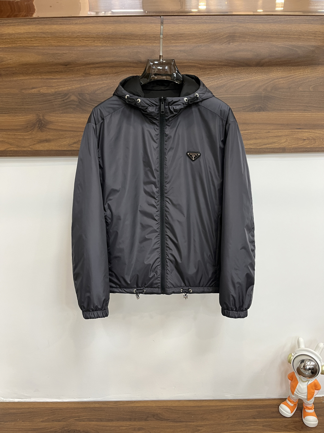 NO:539327,The main recommendation is the new PRADA ss early autumn style to release Prada hooded jacket, with double-sided autumn hot cotton jacket, one black and one blue thin cotton design jacket, double-sided zipper pockets and a metal triangle logo on the chest. It is comfortable and comfortable to wear, lazy and casual, combined with clean and simple colors, especially durable, suitable for daily wear~ I love to launch sports items embellished with vitality prints!  Size M-3XL, complete three standards, shipped the next day, color black, blue, double-sided wear, new H new style, prada, prada, jackets & coats, jackets & coats, hats, alexander wang19860909主推 PRADA ss早秋新款发布普拉达连帽夹克外套,双面穿秋季爆款棉衣夹克,一面黑色 一面蓝色夹薄棉设计外套,双侧拉链口袋搭配胸前金属三角logo,穿上就是舒适自在又显瘦的存在,慵懒而随性,结合干净简单的色系就特别耐看,适合日常穿着~倾情推出缀饰活力印花的运动单品！ 尺码M-3XL 三标齐全 隔天出货 颜色黑色 蓝色 双面穿 H新款首发,,prada,prada,jackets & coats,jackets & coats,hats,alexander wang,Men's clothing