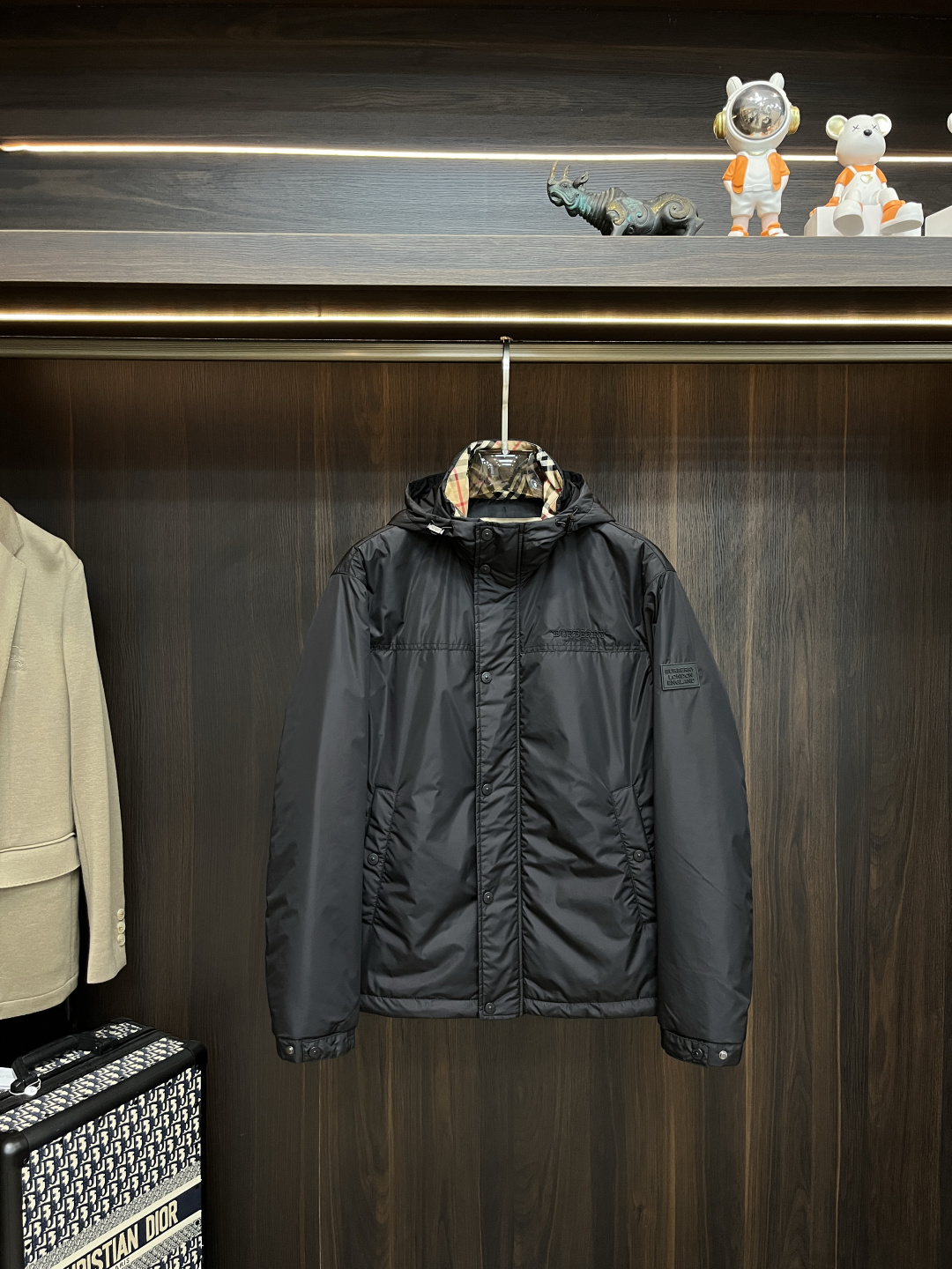 NO:565329,Mainly recommended (higher version) Burberry  ss new early autumn release Burberry stand collar hooded jacket, autumn popular cotton jacket, hood access control with classic plaid lining design, thin cotton design jacket, double side zipper pockets with letter logo embroidery on the chest, left upper arm rubber brand letter arm, wearing it makes you feel comfortable and slim, lazy and casual, combined with clean and simple colors, it is particularly attractive and suitable for daily wear ~ We are launching sports items decorated with vibrant prints!  Sizes M-3XL, complete with three standards, shipped next day, color black, new H first release,,burberry,burberry,jackets & coats,jackets & coats,hats,alexander wang19860909主推（高版本） Burberry ss早秋新款发布巴宝莉立领连帽夹克外套,秋季爆款棉衣夹克,帽子门禁搭配经典格子内里设计,夹薄棉设计外套,双侧拉链口袋搭配胸前字母logo刺绣,左上臂胶牌字母臂仔,穿上就是舒适自在又显瘦的存在,慵懒而随性,结合干净简单的色系就特别耐看,适合日常穿着~倾情推出缀饰活力印花的运动单品！ 尺码M-3XL 三标齐全 隔天出货 颜色黑色 H新款首发,,burberry,burberry,jackets & coats,jackets & coats,hats,alexander wang,Men's clothing