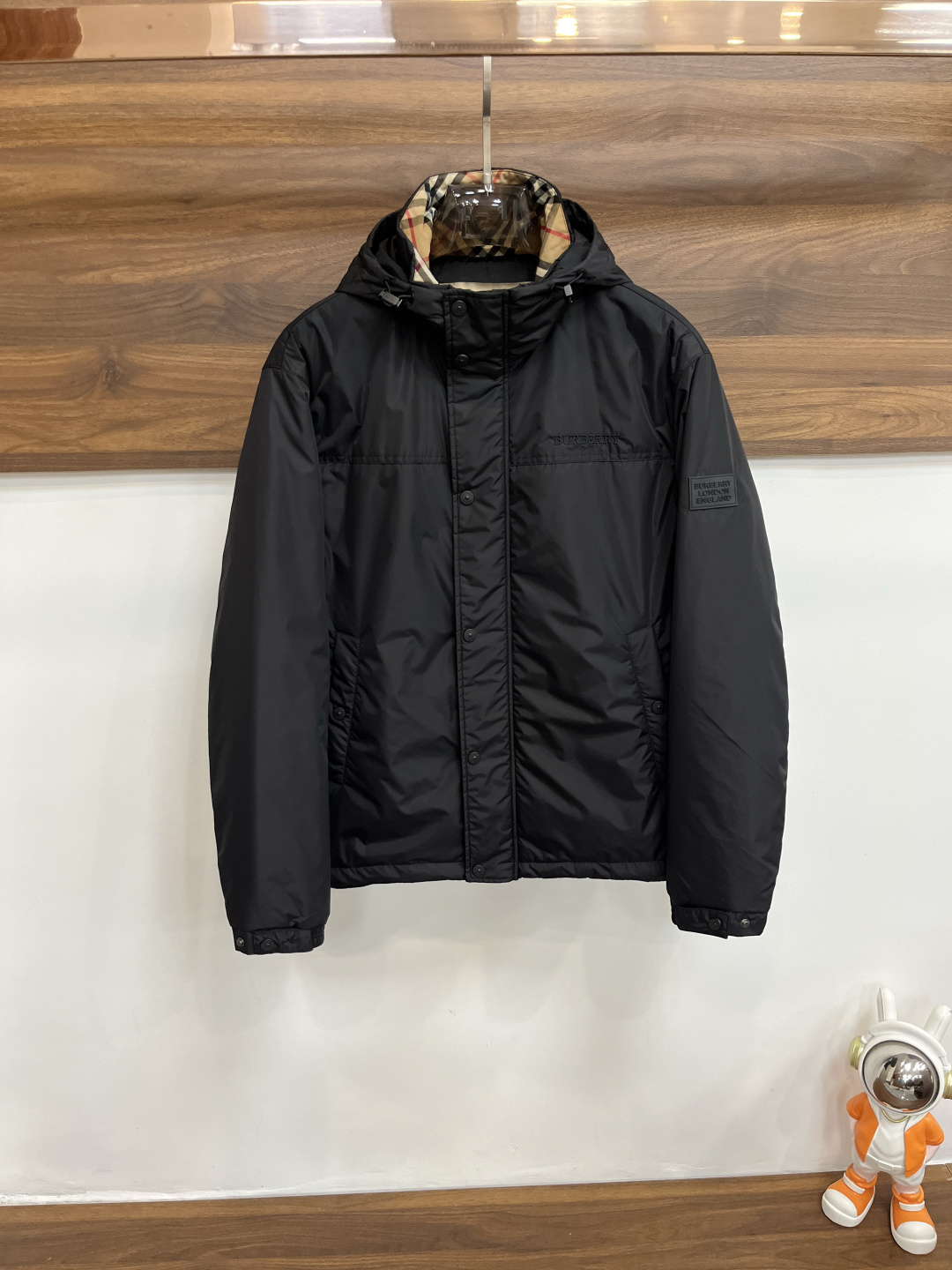 NO:539333,Mainly recommended (high-end version) Burberry Ss's early autumn new style is released. Burberry stand-collar hooded jacket, autumn hot cotton jacket, hat access control with classic plaid inner design, thin cotton design jacket, double-sided zipper pockets with letter logo embroidery on the chest, rubber brand letter arm on the left upper arm, comfortable and slim, lazy and casual, combined with clean and simple colors, it is particularly durable, suitable for daily wear~ I love to launch sports items embellished with vitality prints!  Size M-3XL, complete three standards, shipped the next day, color black, new H first release, burberry, burberry, jackets & coats, jackets & coats, hats, alexander wang19860909主推（高版本） Burberry ss早秋新款发布巴宝莉立领连帽夹克外套,秋季爆款棉衣夹克,帽子门禁搭配经典格子内里设计,夹薄棉设计外套,双侧拉链口袋搭配胸前字母logo刺绣,左上臂胶牌字母臂仔,穿上就是舒适自在又显瘦的存在,慵懒而随性,结合干净简单的色系就特别耐看,适合日常穿着~倾情推出缀饰活力印花的运动单品！ 尺码M-3XL 三标齐全 隔天出货 颜色黑色 H新款首发,,burberry,burberry,jackets & coats,jackets & coats,hats,alexander wang,Men's clothing