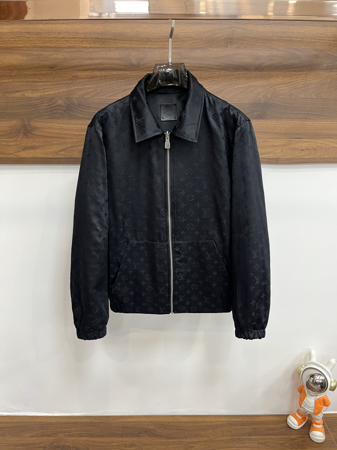 NO:539335,The main recommendation is the new LV ss early autumn style to release LV lapel jacket, double-sided wear autumn cotton jacket, one side with letter logo jacquard, the other side with clean double-sided wear jacket, the metal letter logo design on the chest is comfortable and comfortable and slim, lazy and casual, combined with clean and simple colors, it is particularly durable, suitable for daily wear~ I love to launch sports items embellished with vitality prints!  Size M-3XL, complete three standards, shipped the next day, color black, double-sided wear, new model first, louis vuitton, jackets & coats, jackets & coats, alexander wang19860909主推 LV ss早秋新款发布LV翻领夹克外套,双面穿秋季爆款棉衣夹克,一面字母logo提花,一面净色双面穿夹克外套,胸前金属字母Logo设计穿上就是舒适自在又显瘦的存在,慵懒而随性,结合干净简单的色系就特别耐看,适合日常穿着~倾情推出缀饰活力印花的运动单品！ 尺码M-3XL 三标齐全 隔天出货 颜色黑色 双面穿 H新款首发,,louis vuitton,jackets & coats,jackets & coats,alexander wang,Men's clothing