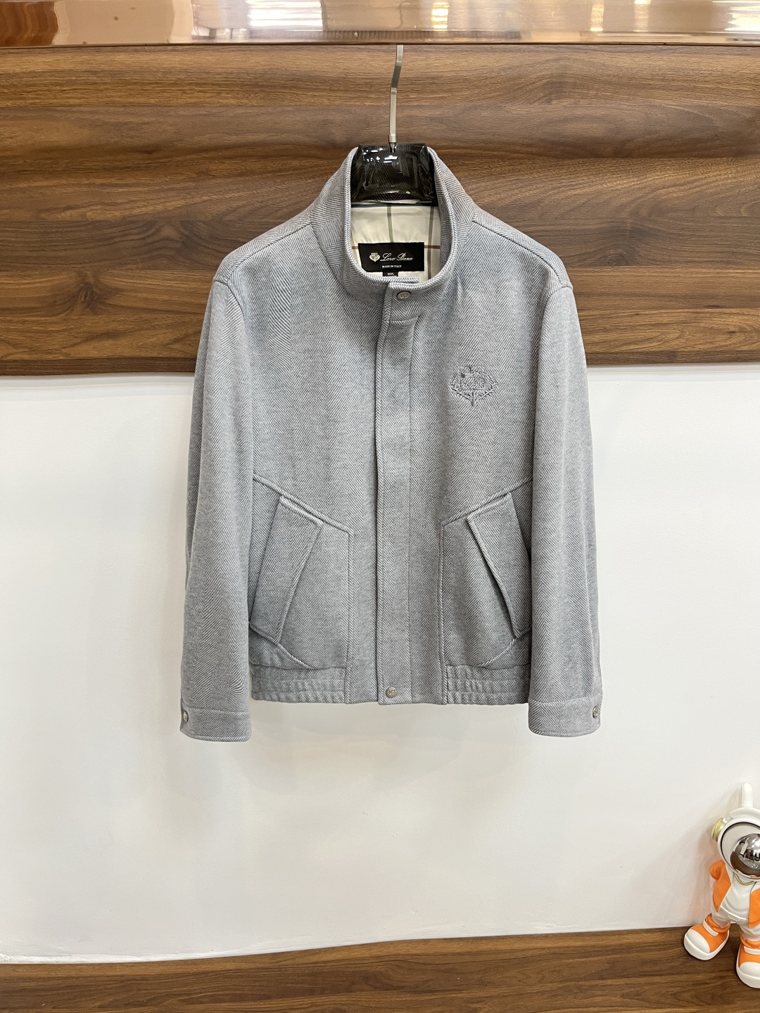 NO:525389,The main recommendation is the new LP 1995ss early autumn style. The LP stand-alone collar jacket is released, the autumn hot cotton jacket, the thick wool jacket with wool fabric, the high-end embroidered jacket on the stand-alone collar, the classic logo embroidery design on the chest is comfortable and comfortable, lazy and casual, combined with the clean and simple color, it is particularly durable, suitable for daily wear~ I love to launch sports items with embellishment and vitality prints!  Size M-3XL complete three standards, shipped the next day, color apricot color, gray, brown, new model first release, loro piano, jackets & coats, jackets & coats, alexander wang19860909主推 LP 1995ss早秋新款发布LP立领夹克外套,秋季爆款棉衣夹克,羊毛尼面料厚版毛呢外套,立领上高端刺绣夹克外套,胸前经典logo刺绣设计穿上就是舒适自在又显瘦的存在,慵懒而随性,结合干净简单的色系就特别耐看,适合日常穿着~倾情推出缀饰活力印花的运动单品！ 尺码M-3XL 三标齐全 隔天出货 颜色杏色 灰色 咖色 H新款首发,,loro piana,jackets & coats,jackets & coats,alexander wang,Men's clothing