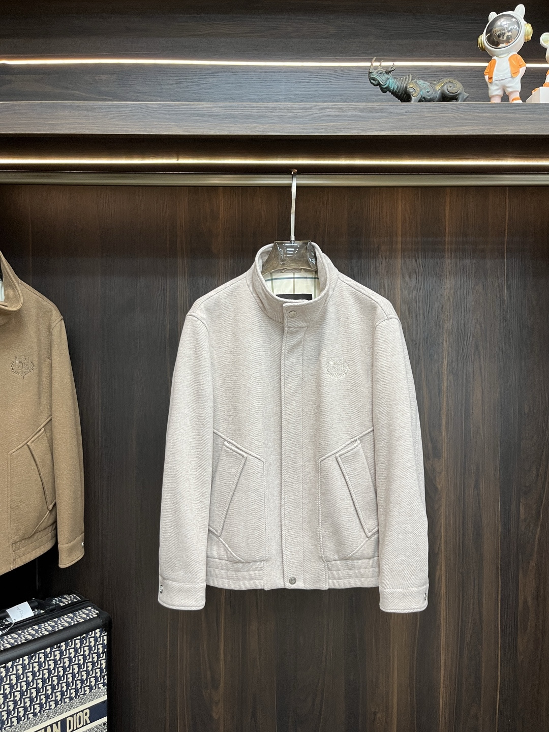 NO:537334,The main recommendation is the new LP 1995ss early autumn style. The LP stand-alone collar jacket is released, the autumn hot cotton jacket, the thick wool jacket with wool fabric, the high-end embroidered jacket on the stand-alone collar, the classic logo embroidery design on the chest is comfortable and comfortable, lazy and casual, combined with the clean and simple color, it is particularly durable, suitable for daily wear~ I love to launch sports items with embellishment and vitality prints!  Size M-3XL complete three standards, shipped the next day, color apricot color, gray, brown, new model first release, loro piano, jackets & coats, jackets & coats, alexander wang19860909主推 LP 1995ss早秋新款发布LP立领夹克外套,秋季爆款棉衣夹克,羊毛尼面料厚版毛呢外套,立领上高端刺绣夹克外套,胸前经典logo刺绣设计穿上就是舒适自在又显瘦的存在,慵懒而随性,结合干净简单的色系就特别耐看,适合日常穿着~倾情推出缀饰活力印花的运动单品！ 尺码M-3XL 三标齐全 隔天出货 颜色杏色 灰色 咖色 H新款首发,,loro piana,jackets & coats,jackets & coats,alexander wang,Men's clothing