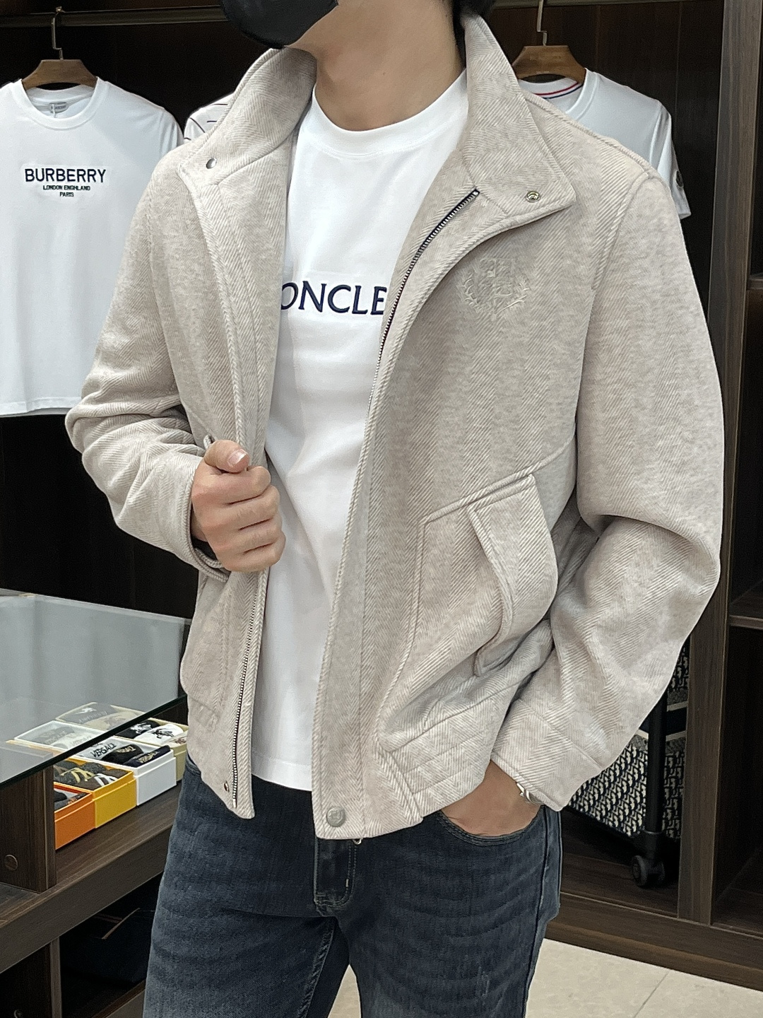 NO:527745,The main recommendation is the new LP 1995ss early autumn style. The LP stand-alone collar jacket is released, the autumn hot cotton jacket, the thick wool jacket with wool fabric, the high-end embroidered jacket on the stand-alone collar, the classic logo embroidery design on the chest is comfortable and comfortable, lazy and casual, combined with the clean and simple color, it is particularly durable, suitable for daily wear~ I love to launch sports items with embellishment and vitality prints!  Size M-3XL complete three standards, shipped the next day, color apricot color, gray, brown, new model first release, loro piano, jackets & coats, jackets & coats, alexander wang19860909主推 LP 1995ss早秋新款发布LP立领夹克外套,秋季爆款棉衣夹克,羊毛尼面料厚版毛呢外套,立领上高端刺绣夹克外套,胸前经典logo刺绣设计穿上就是舒适自在又显瘦的存在,慵懒而随性,结合干净简单的色系就特别耐看,适合日常穿着~倾情推出缀饰活力印花的运动单品！ 尺码M-3XL 三标齐全 隔天出货 颜色杏色 灰色 咖色 H新款首发,,loro piana,jackets & coats,jackets & coats,alexander wang,Men's clothing