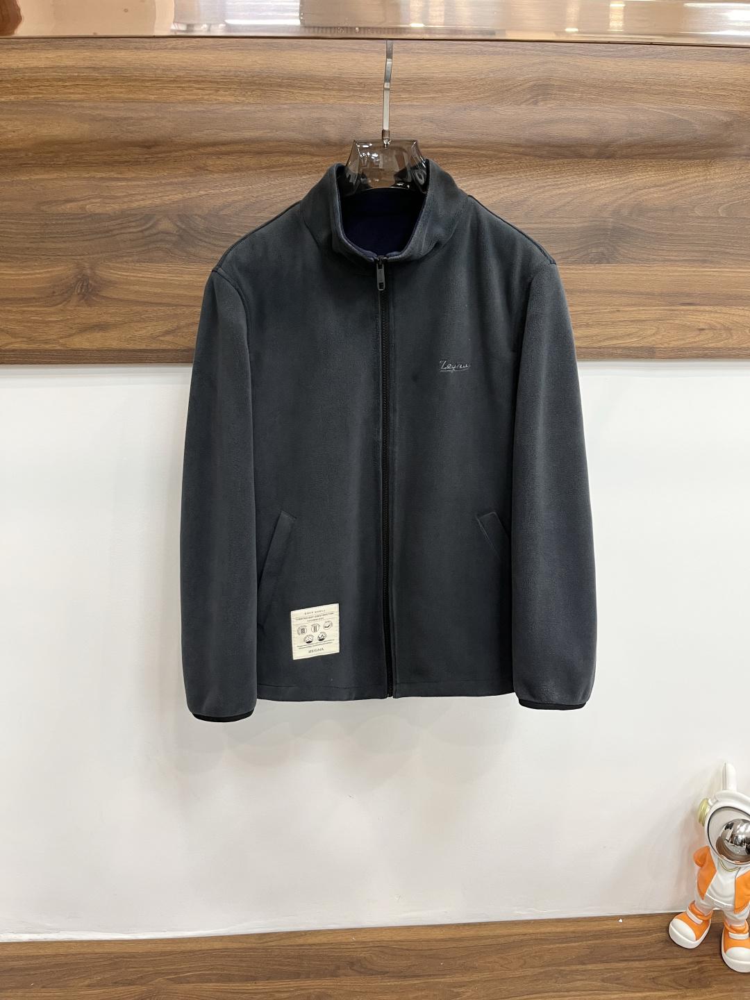 NO:539310,The main recommendation Zegna Ss is the new early autumn style released. The Zegna stand-up collar jacket is a popular autumn jacket. The lamb suede fabric is matched with the letter logo embroidery design on the chest and collar. It is comfortable and comfortable to look slim. It is lazy and casual. It is combined with a clean and simple color scheme and is particularly durable and suitable for daily wear. It is passionately launched sports items that embellish vibrant prints!  Size M-3XL, complete three standards, shipped the next day, color blue, gray, new H new model first release, zegna, jackets & coats, jackets & coats, alexander wang19860909主推 Zegna ss早秋新款发布杰尼亚立领夹克外套,秋季爆款夹克外套,羊羔绒面料搭配胸口和领子字母logo刺绣设计穿上就是舒适自在又显瘦的存在,慵懒而随性,结合干净简单的色系就特别耐看,适合日常穿着~倾情推出缀饰活力印花的运动单品！ 尺码M-3XL 三标齐全 隔天出货 颜色蓝色 灰色 H新款首发,,zegna,jackets & coats,jackets & coats,alexander wang,Men's clothing